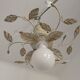 Lustre semi-encastré vintage charmant avec des feuilles et des perles en verre cristal.