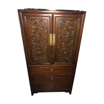 Armoire chinoise sculptée en bois de camphrier