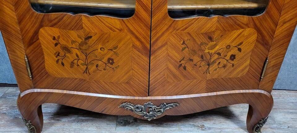 Bibliothéque galbée style Louis XV en bois de rose et marquéterie 1950