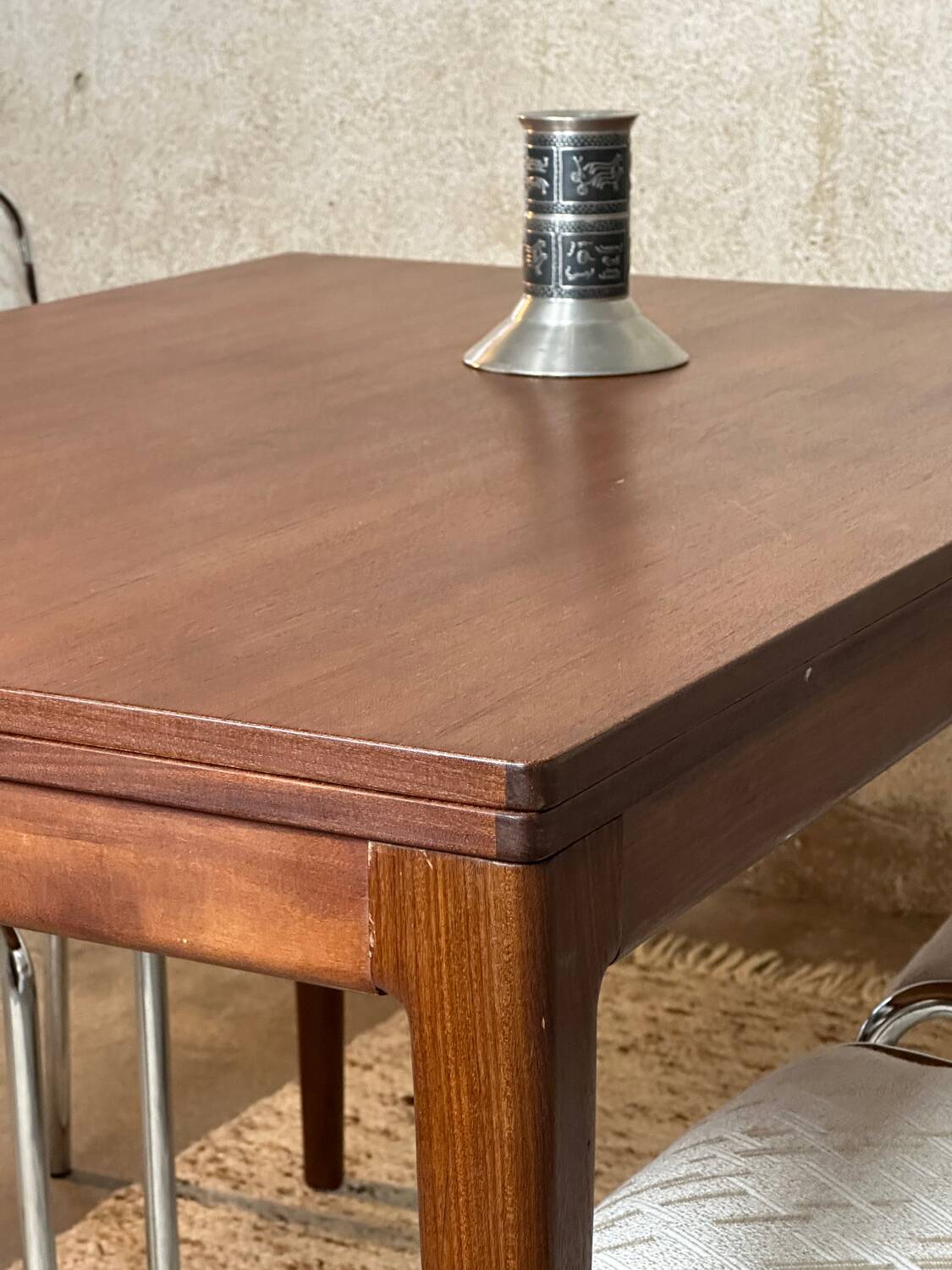 Extendable teak and teak veneer dining table