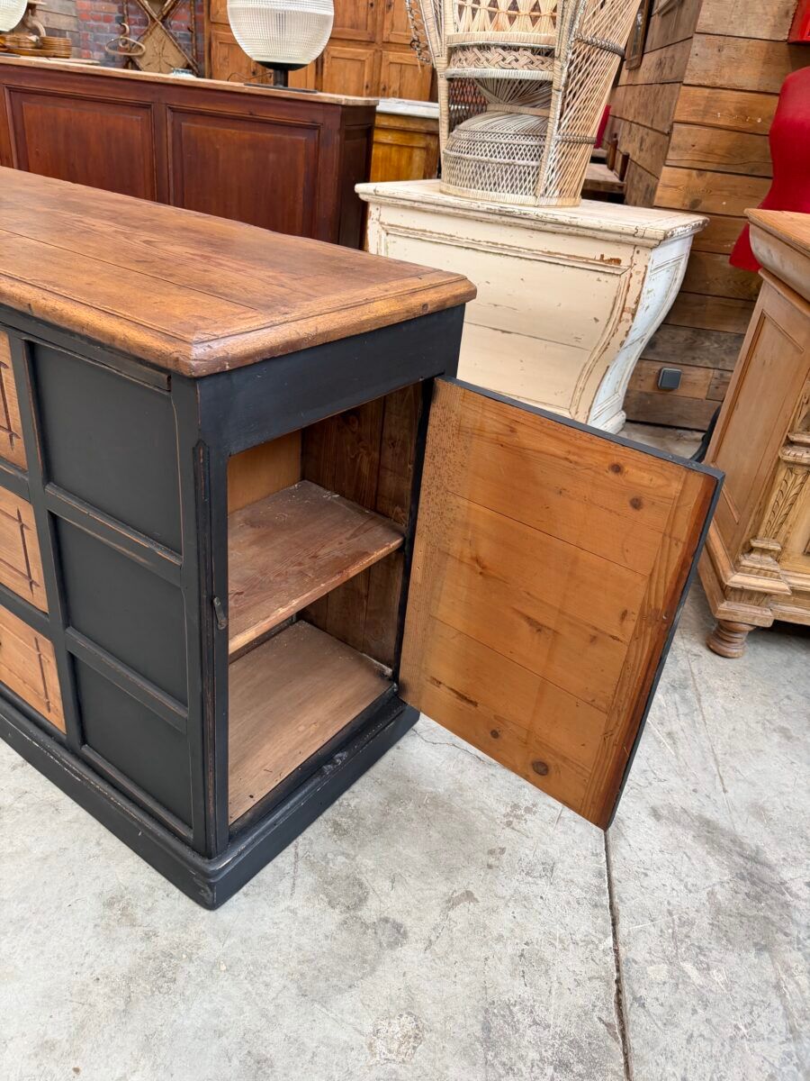 Immense workshop furniture from the early 20th century.