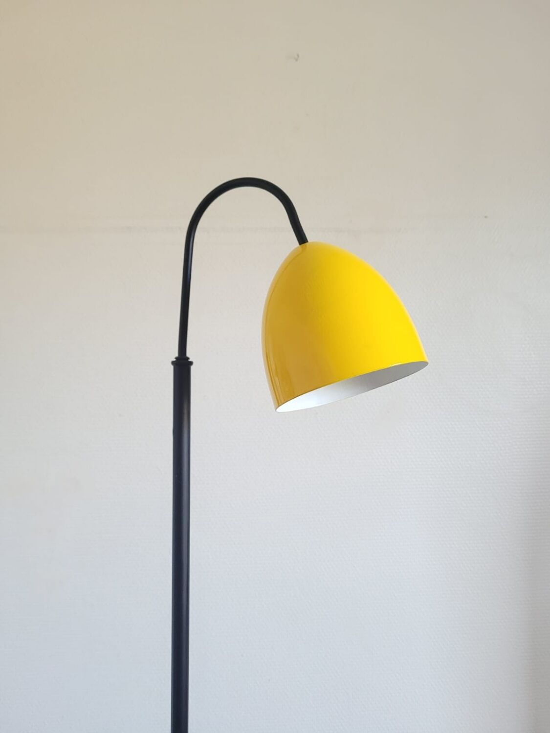 E-reader magazine holder scoubidou