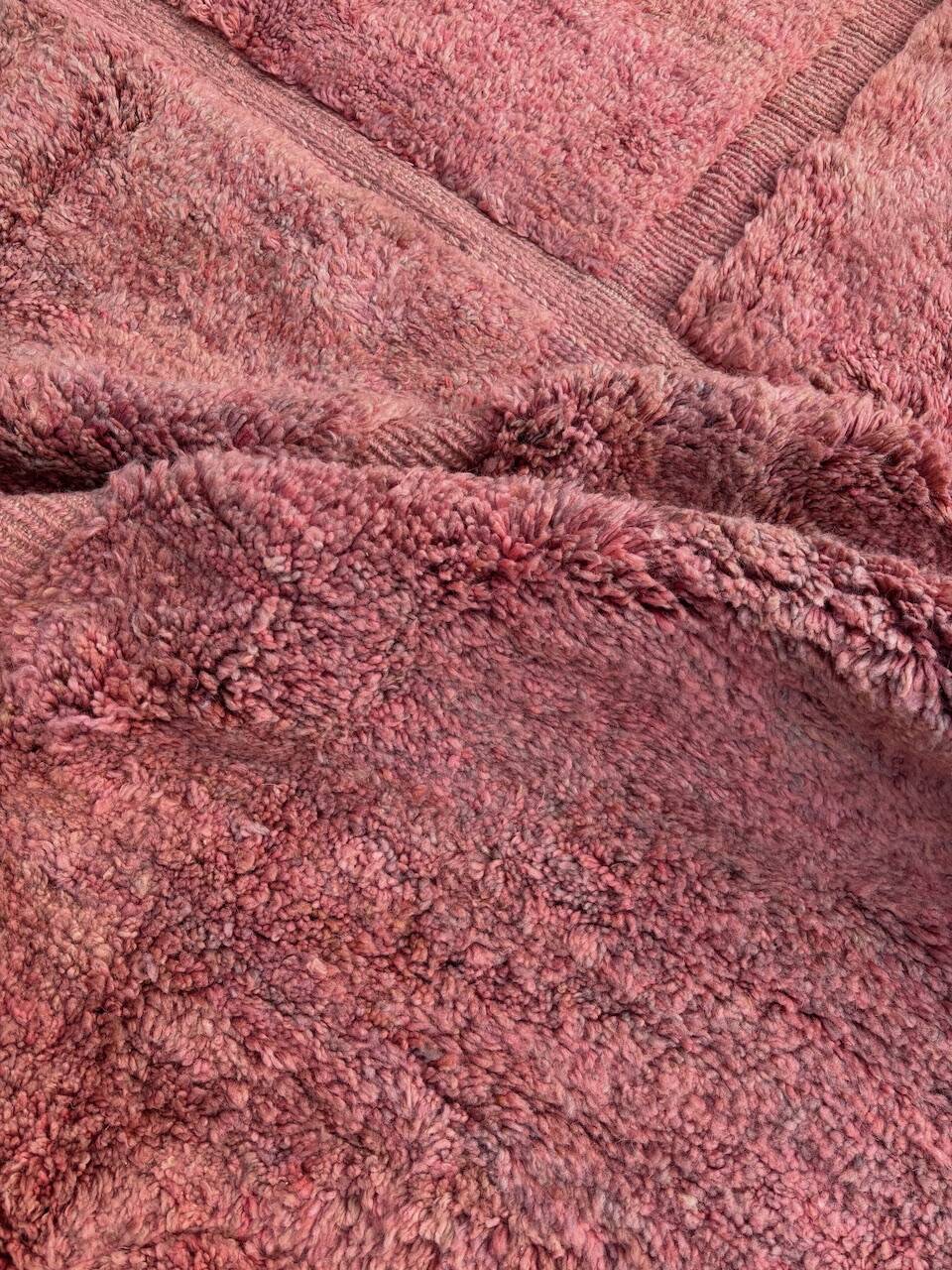 Tapis berbère rose à carreaux sur mesure