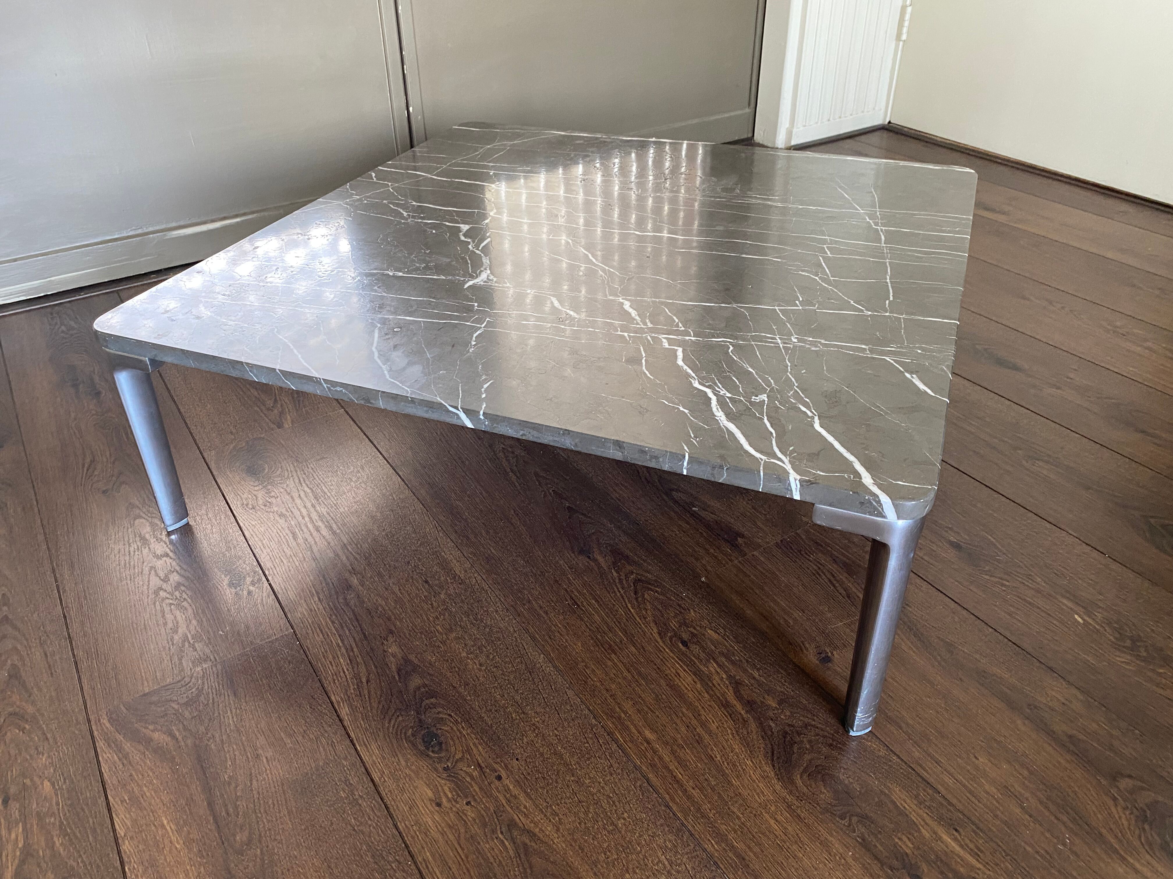 Table basse vintage et moderniste Rolf Benz en marbre et acier