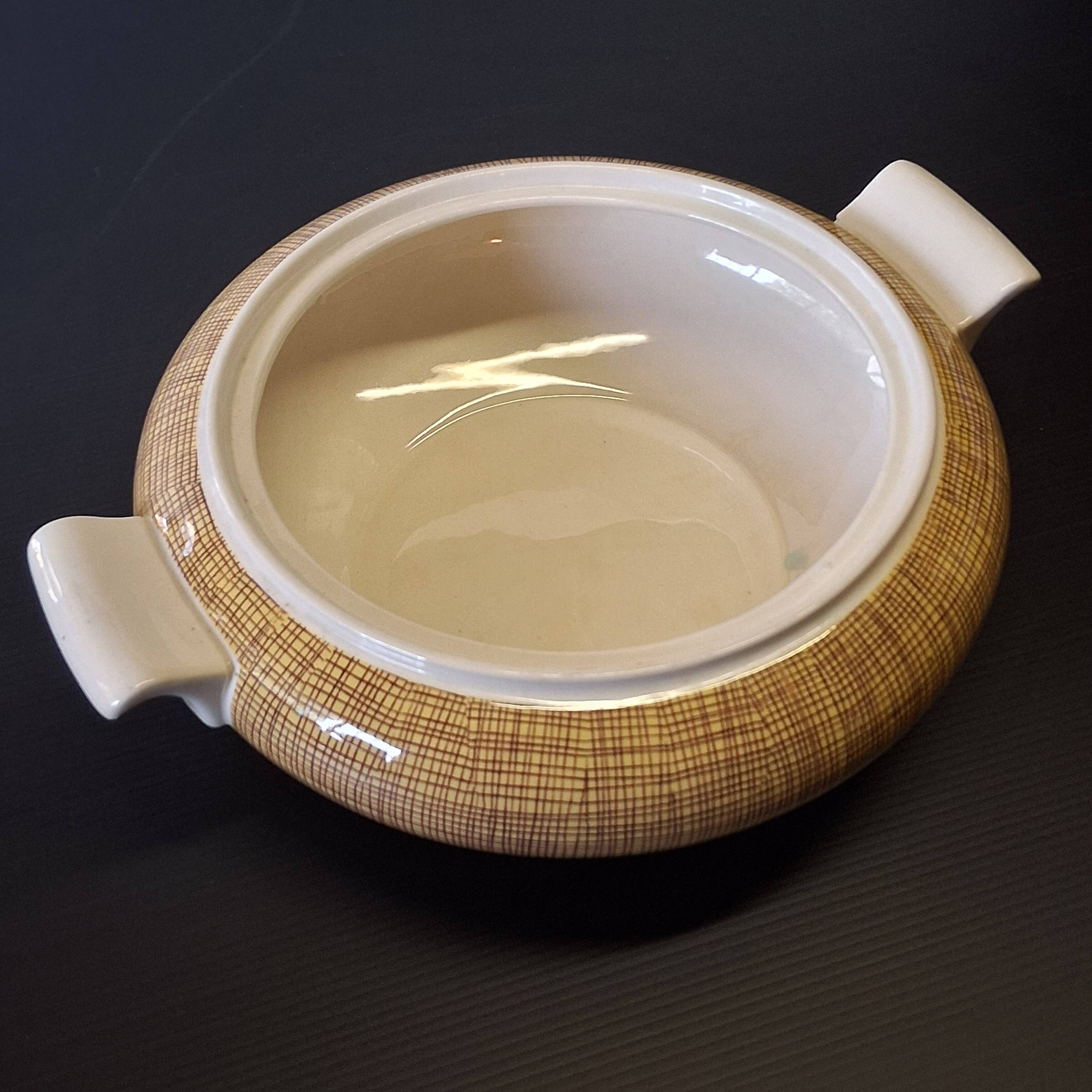 Very beautiful old soup tureen from Villeroy & Boch in very good condition.