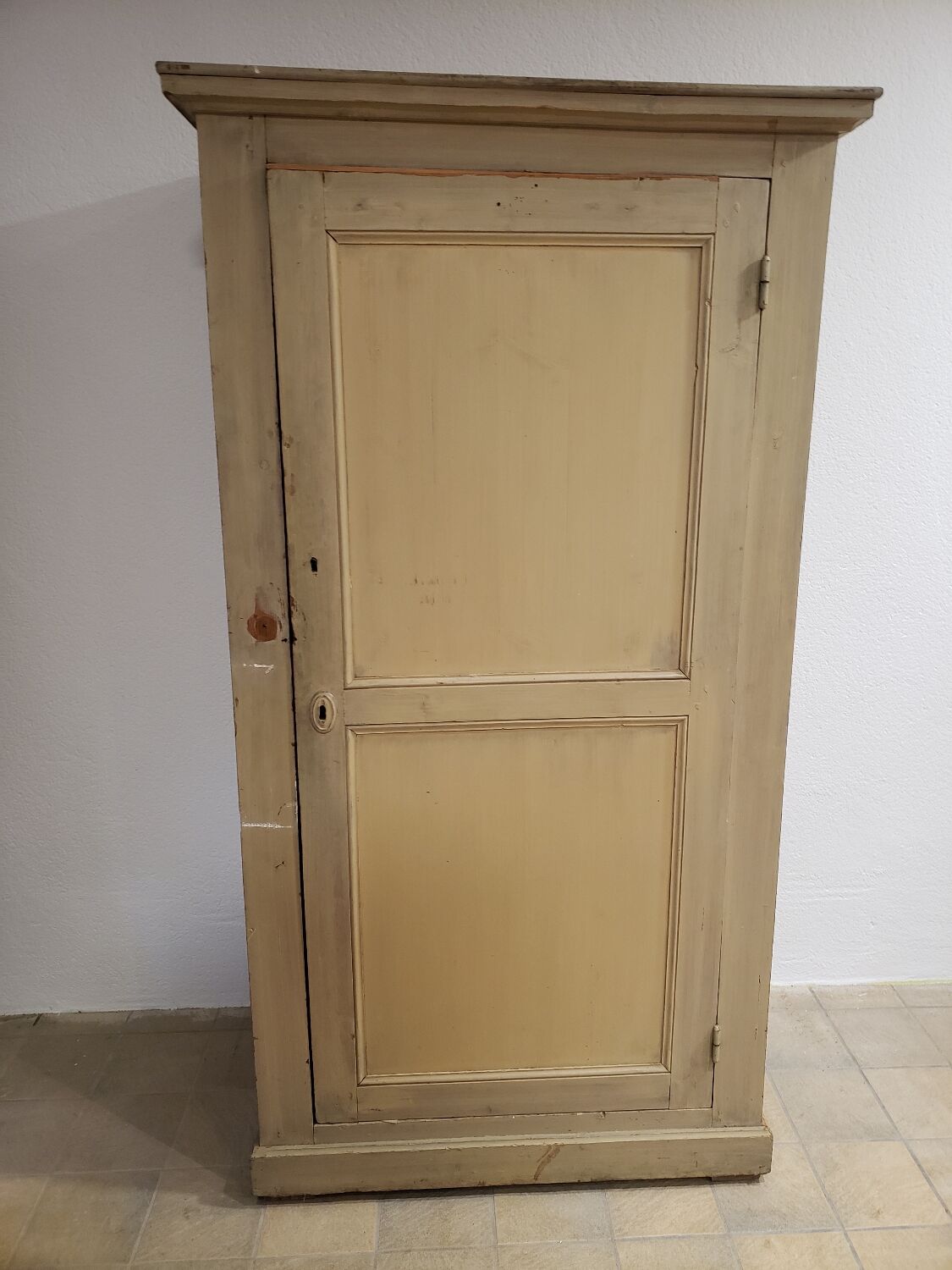 Painted pine bonnetière