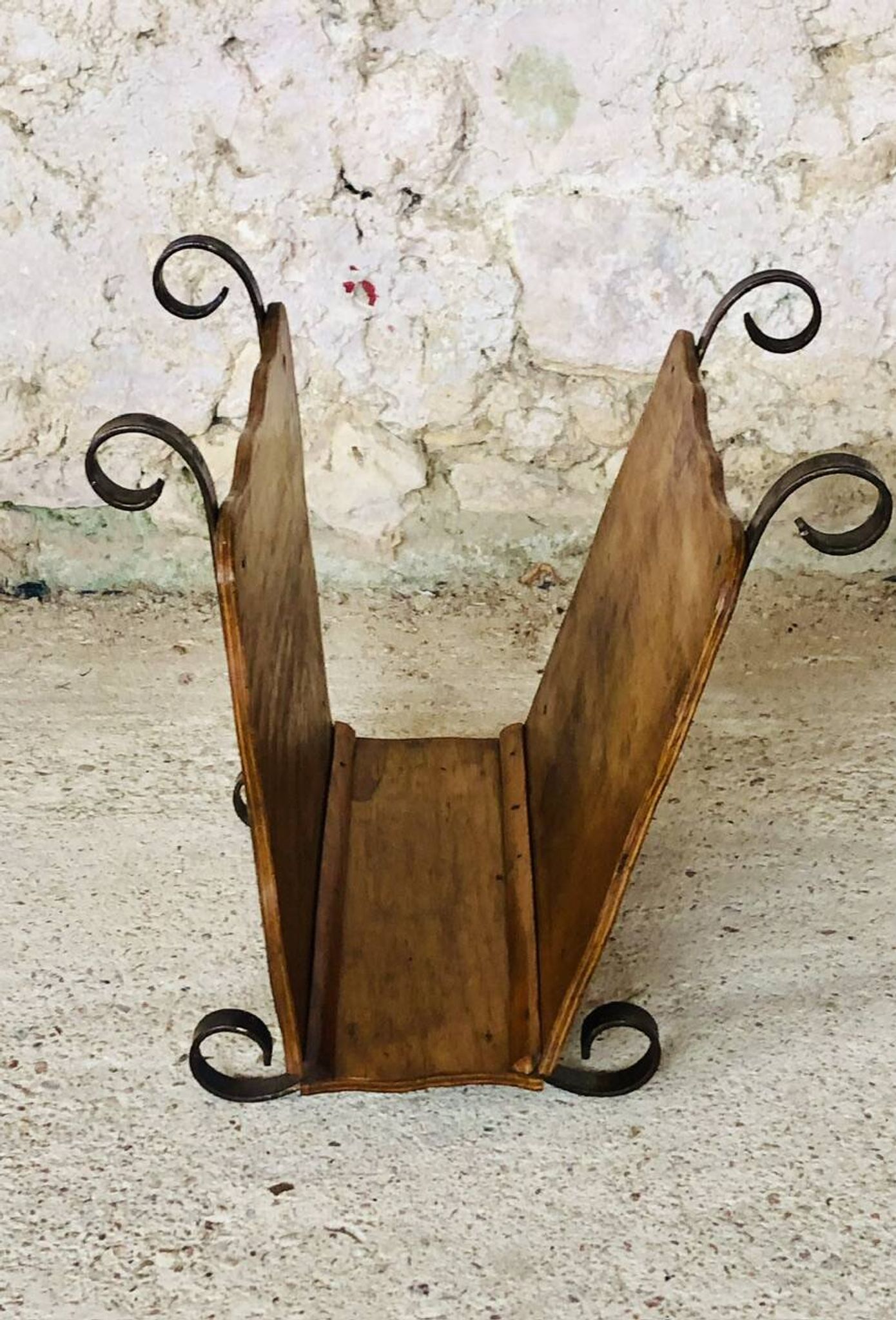 Porte revues vintage en bois et fer forgé circa 1950s