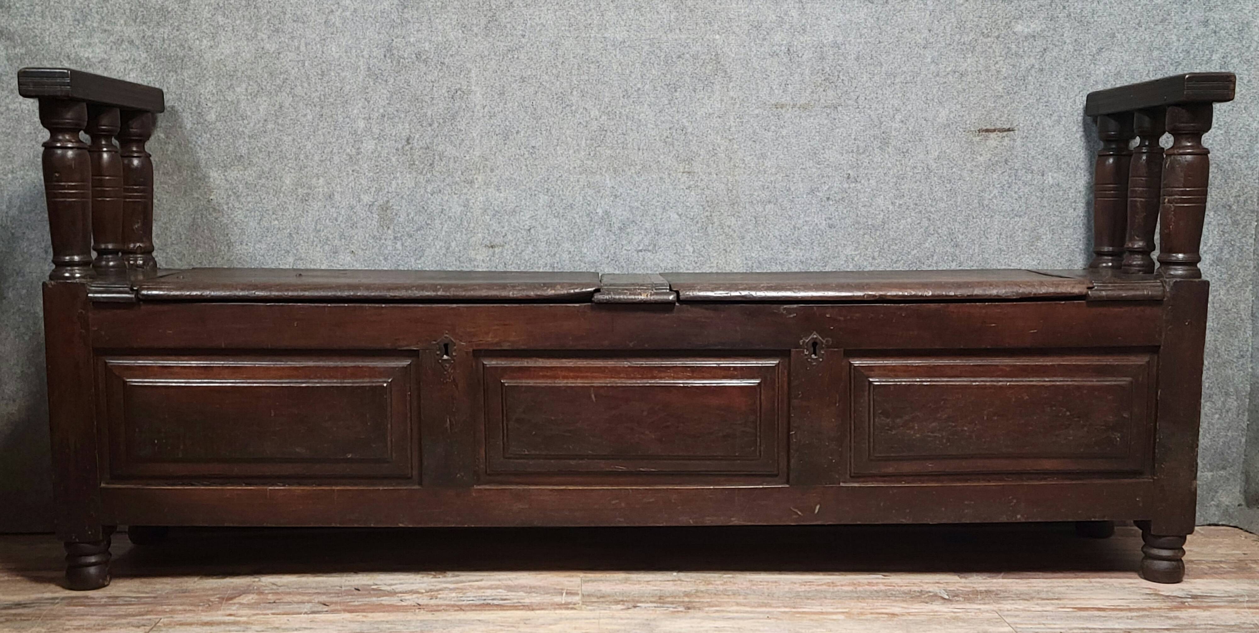 Very important Louis XIV period solid wood storage bench / 201 cm long