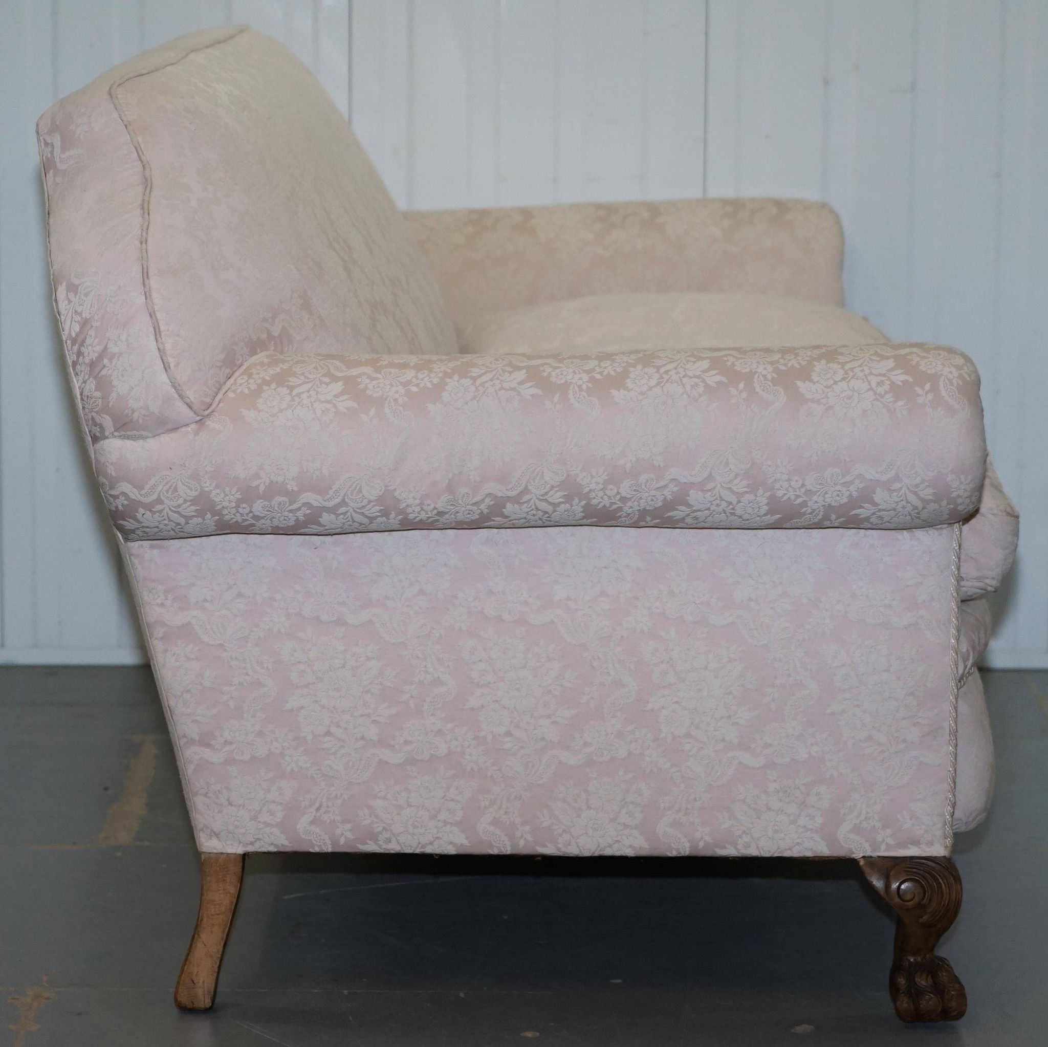 Victorian suite in damask, walnut frame, legs carved in lion's paw.
