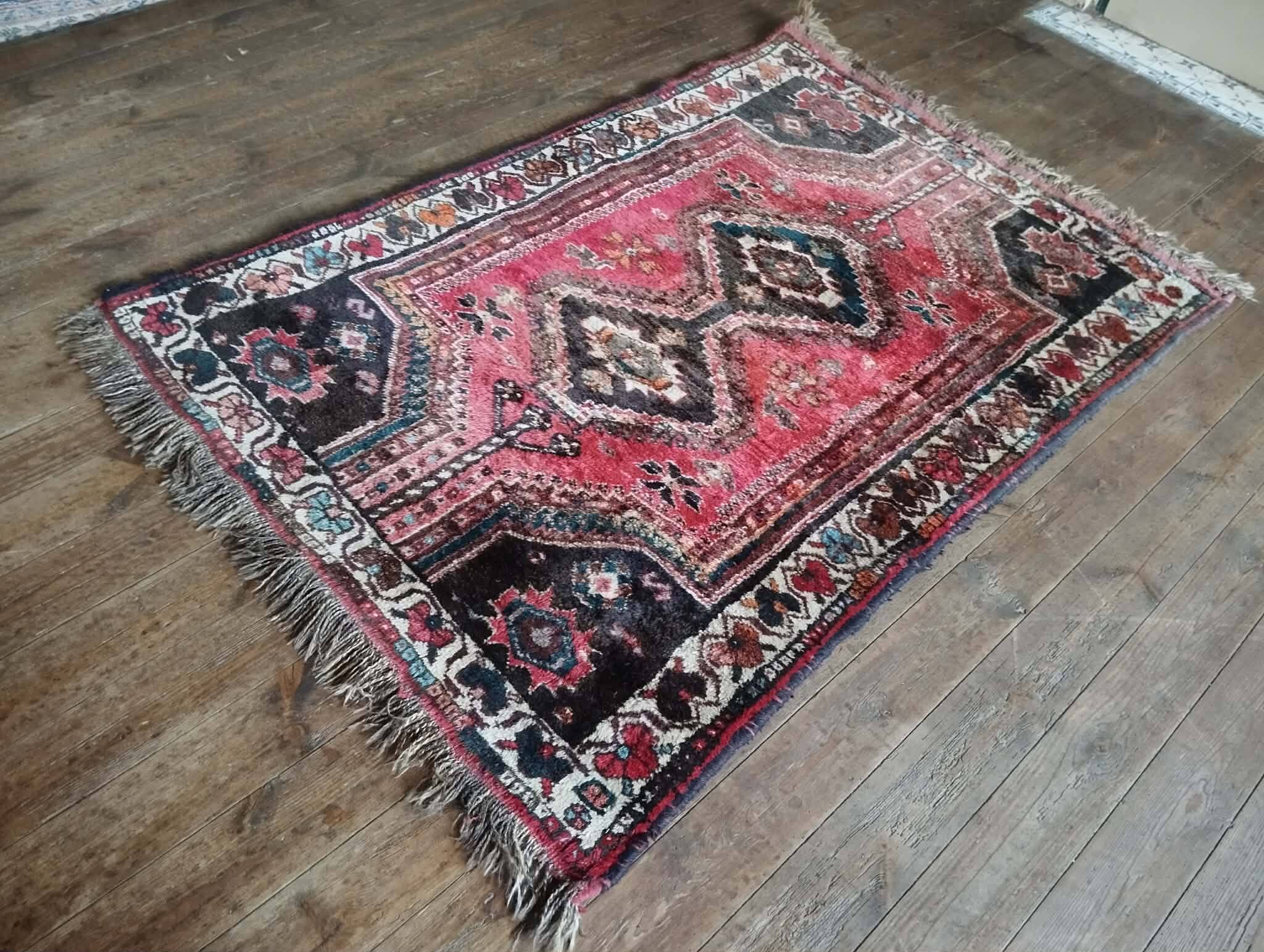 Handmade Persian Shiraz rug 166x112cm