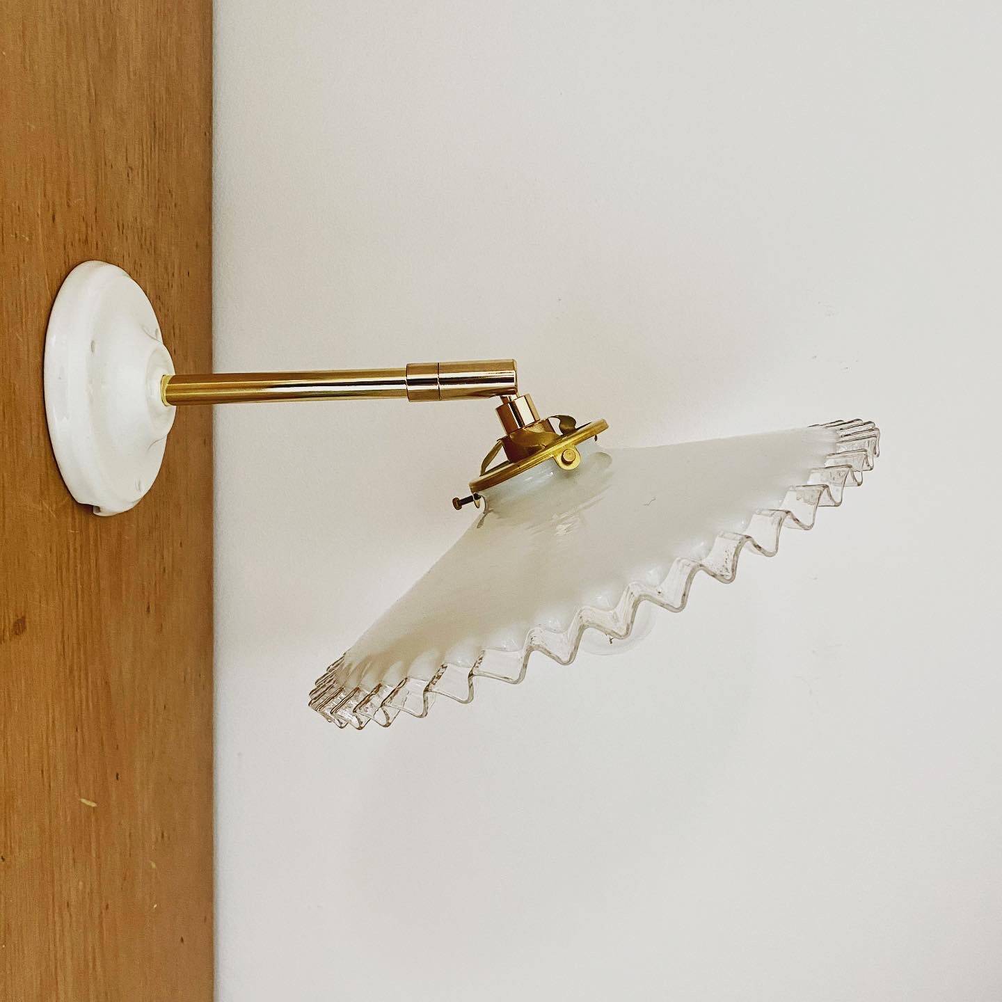 Applique abat-jour vintage en opaline blanche