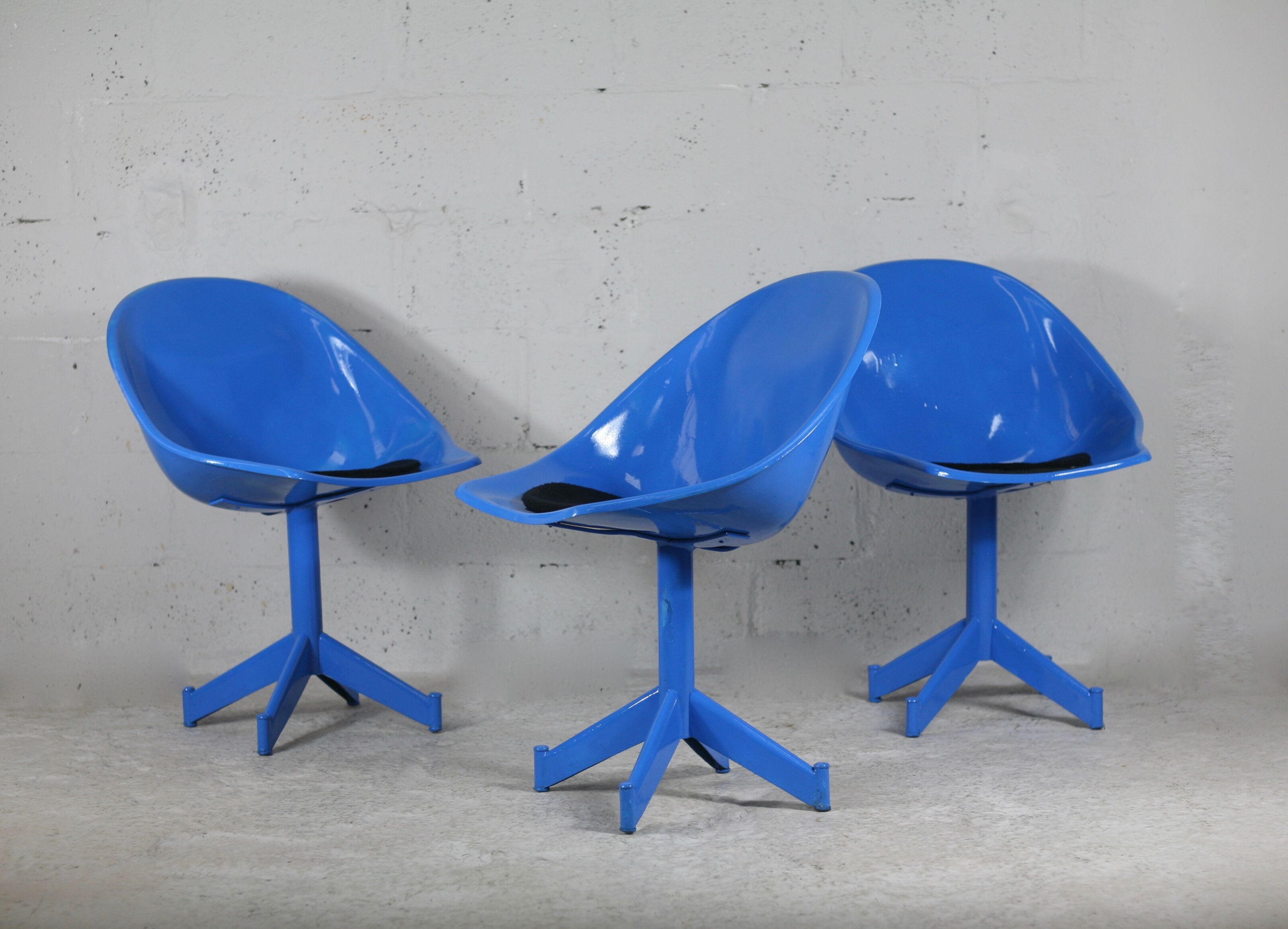 3 chairs "space Age", resin and steel, France, circa 1970.