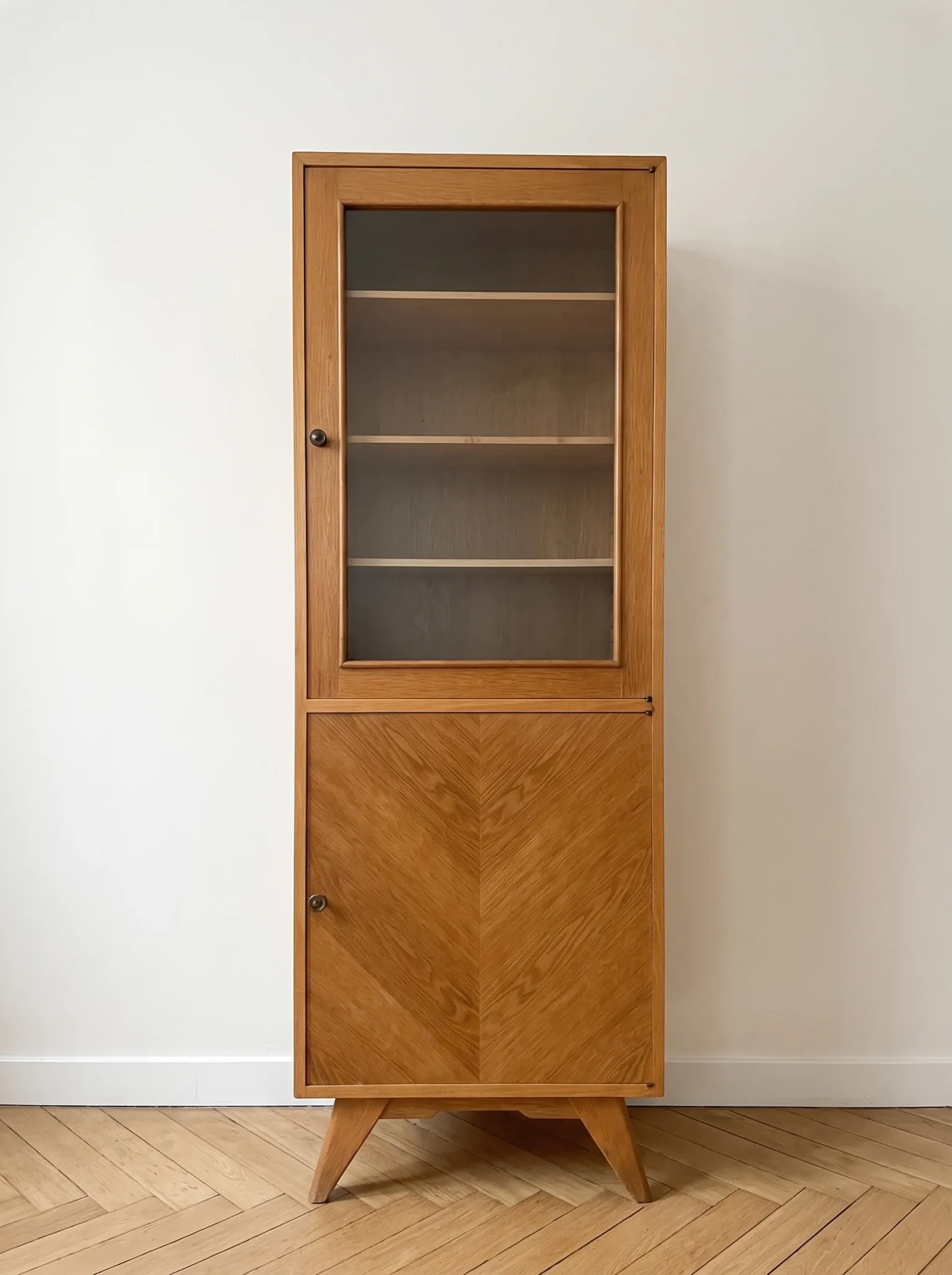 Vintage display cabinet from the 1960s in wood.