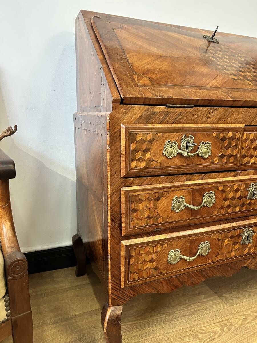 Secretary in rosewood marquetry, transition between Louis XV and Louis XVI.