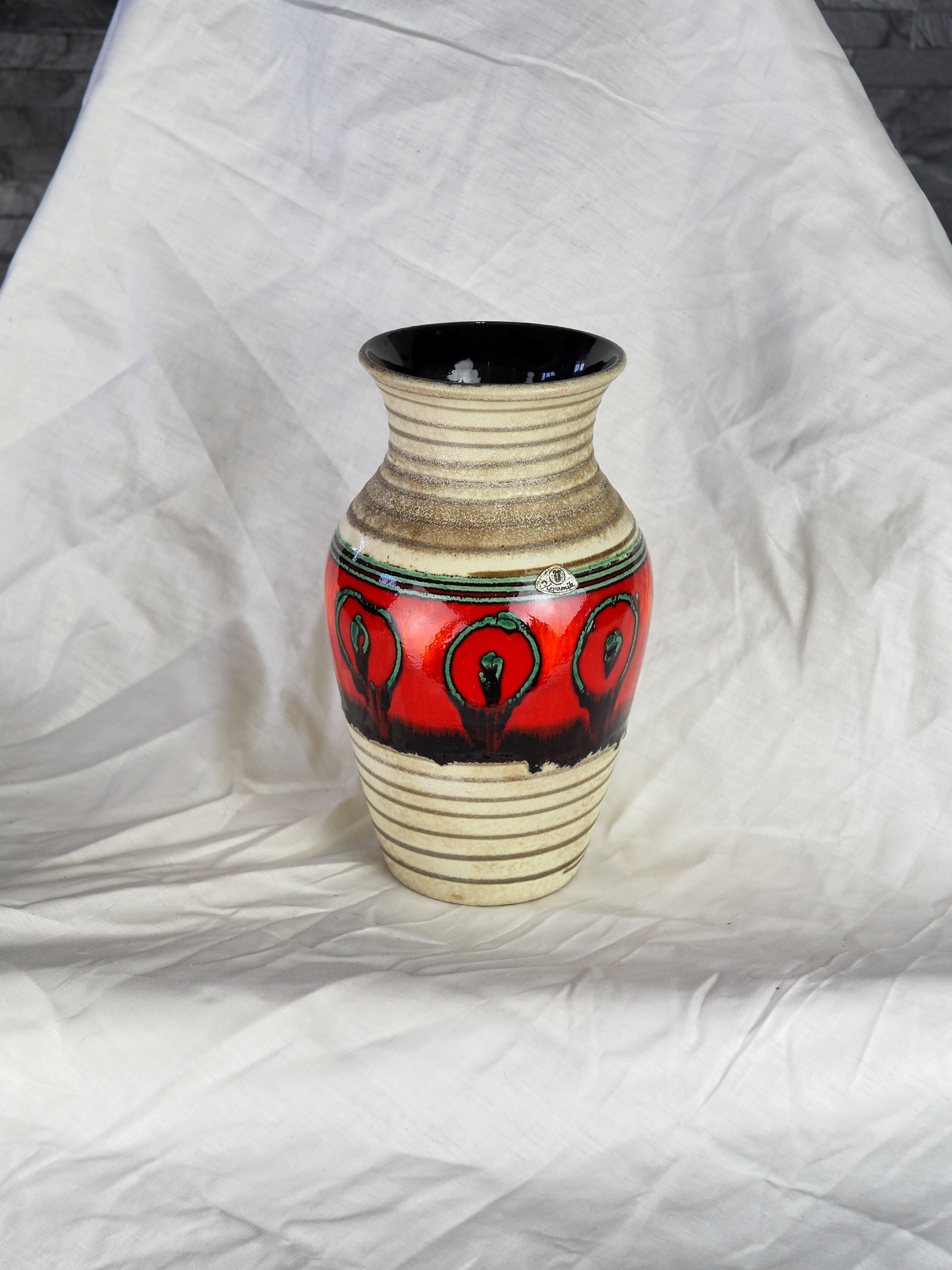 Frieze vase with green and red round
