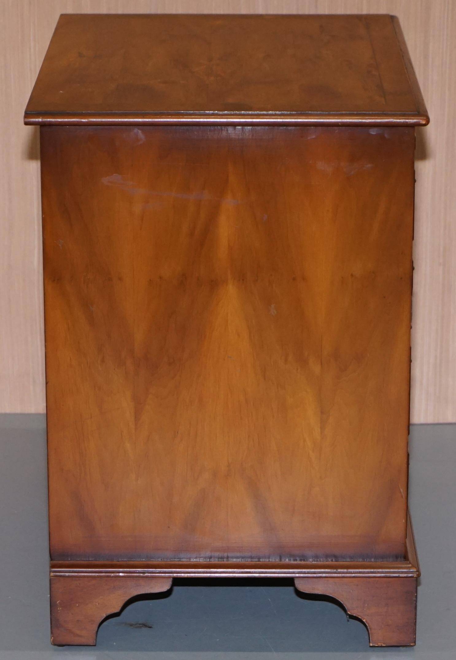 Burr Yew wood commode with leather top in Butler style