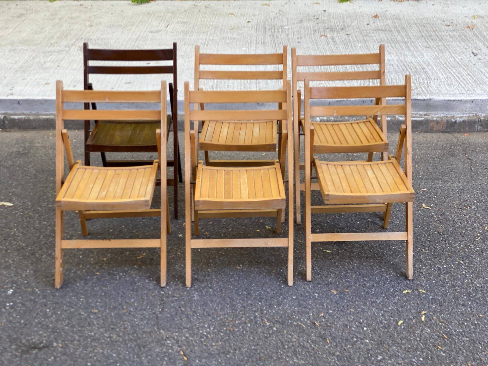 Set of 6 vintage folding chairs in solid wood, bistro/Scandinavian style.