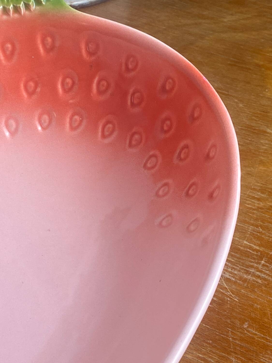 Strawberry-shaped salad bowl in slip