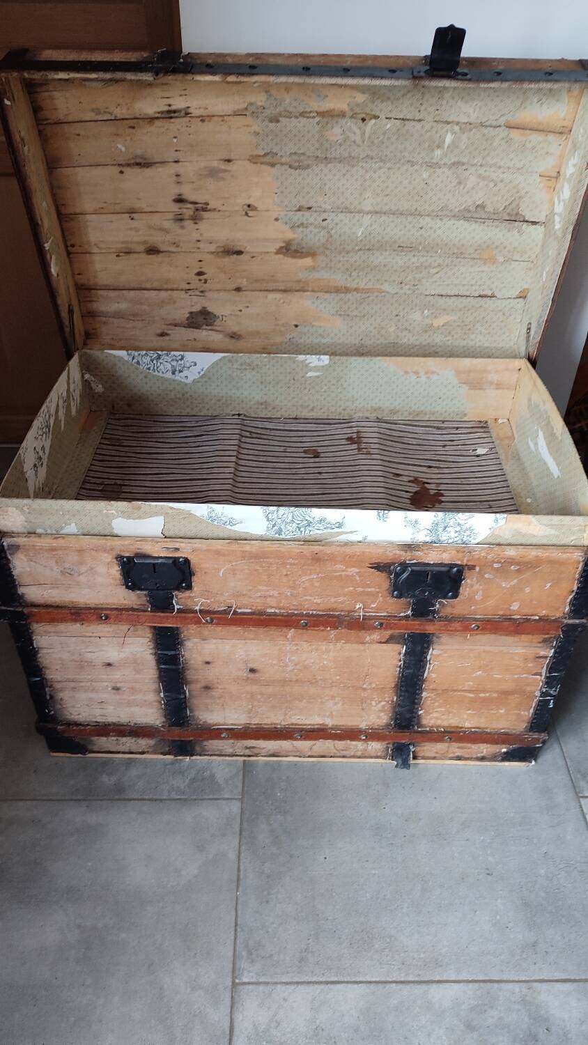 Grande malle en bois bombée