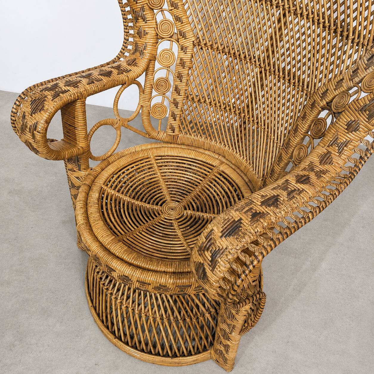 Fauteuil Paon vintage en rotin et osier — années 70