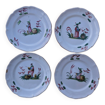 Lot de 4 assiettes anciennes en faïence polychrome – Décor aux Chinois