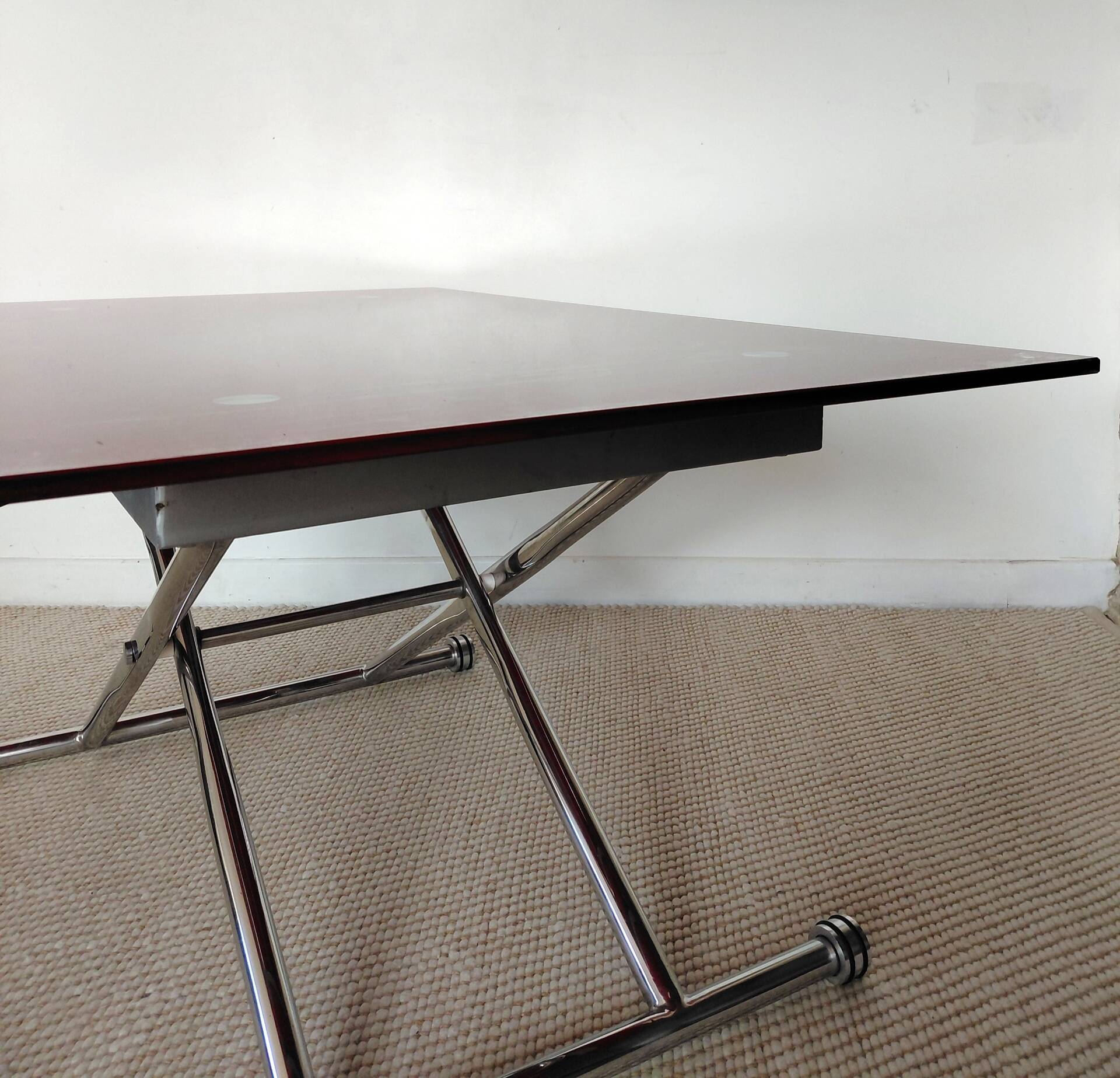 Table relevable vintage verre rouge et chrome-design 1970/1980