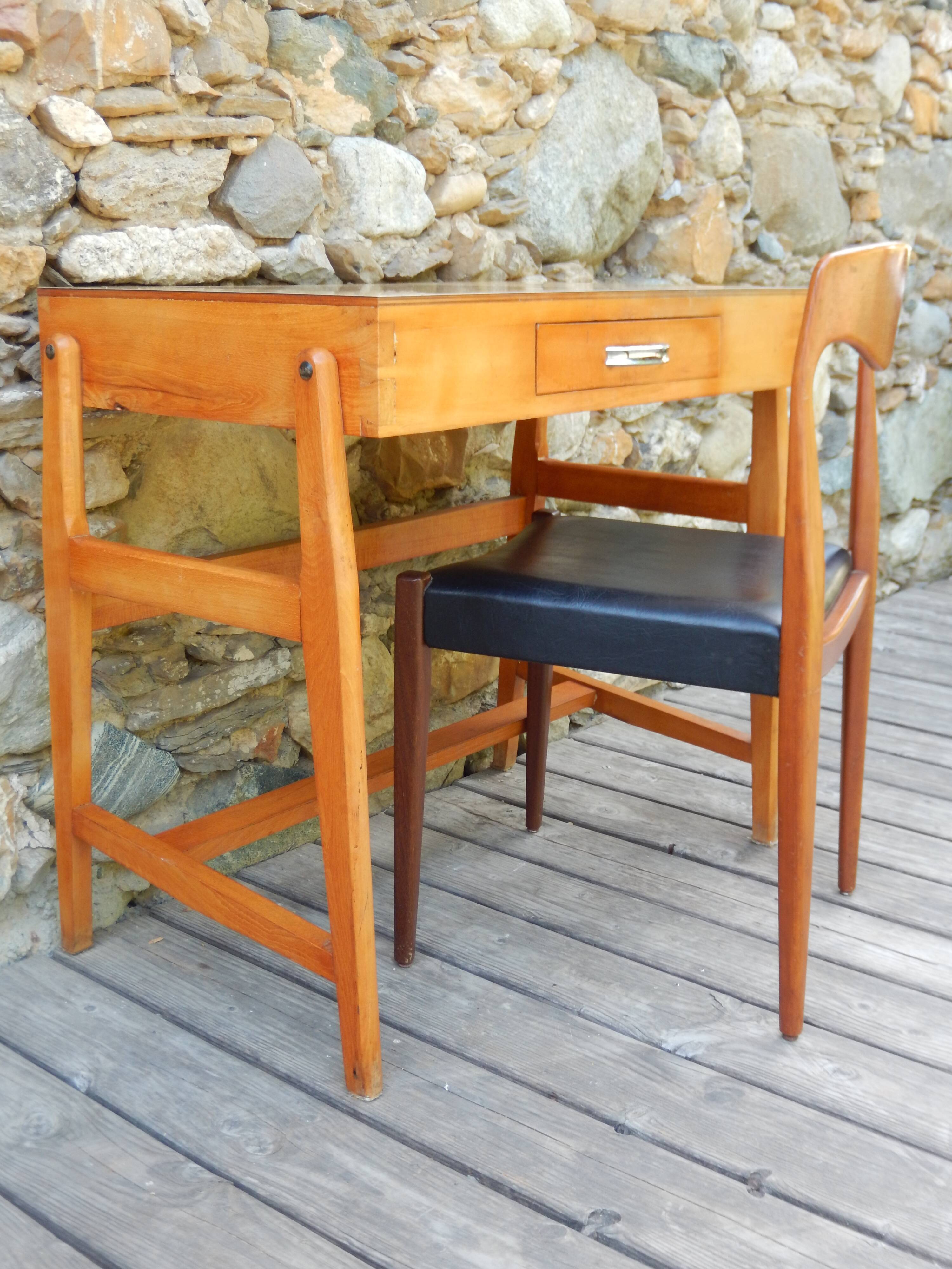 Small desk and vintage Scandinavian chair from the 50s-60s by Niels Otto Möller.