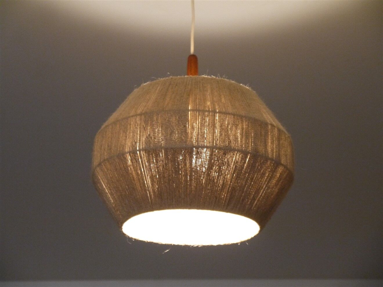 Suspension vintage teck et corde 1960