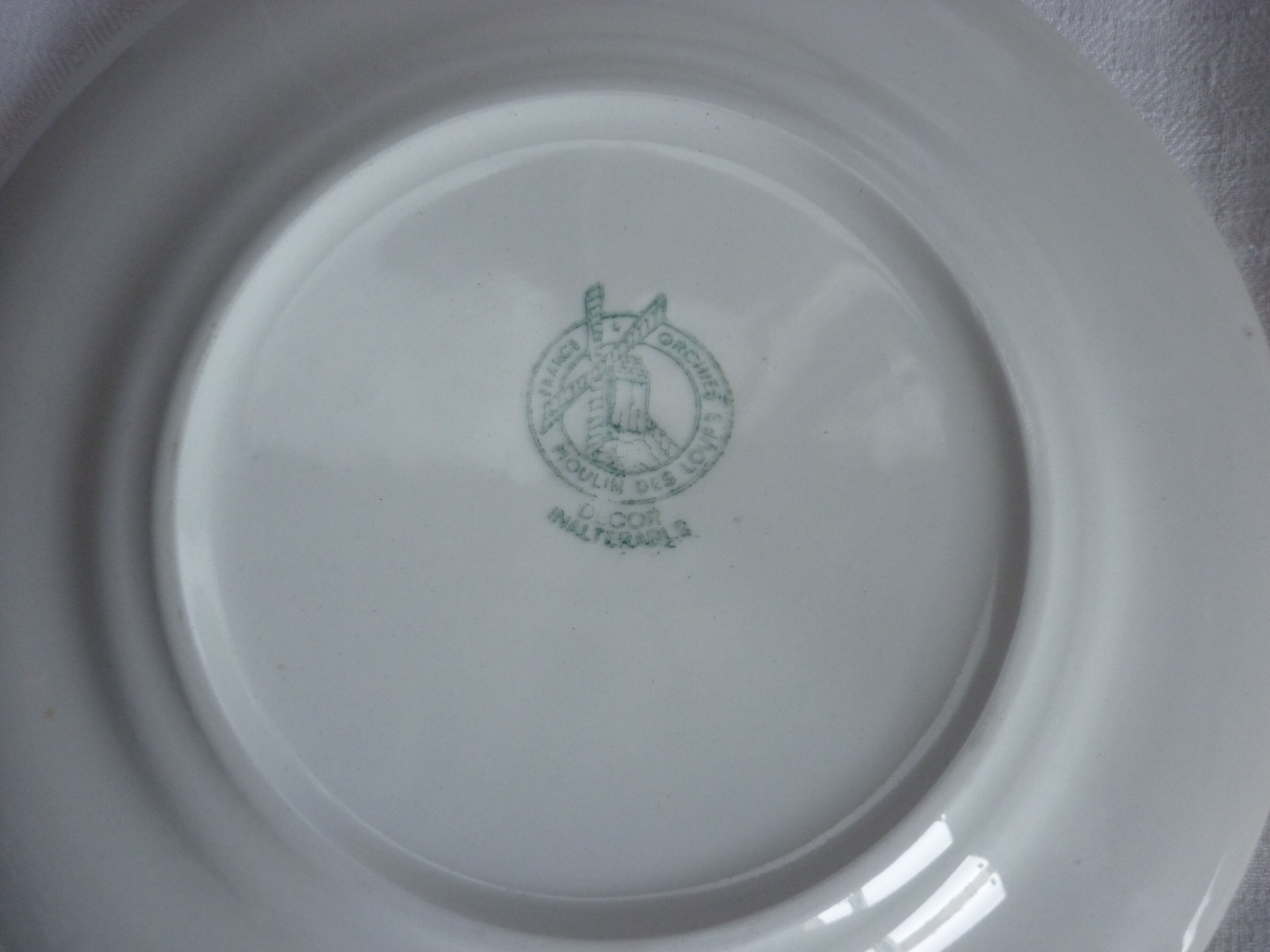 Lot of 6 plates mill of wolves model tablecloth