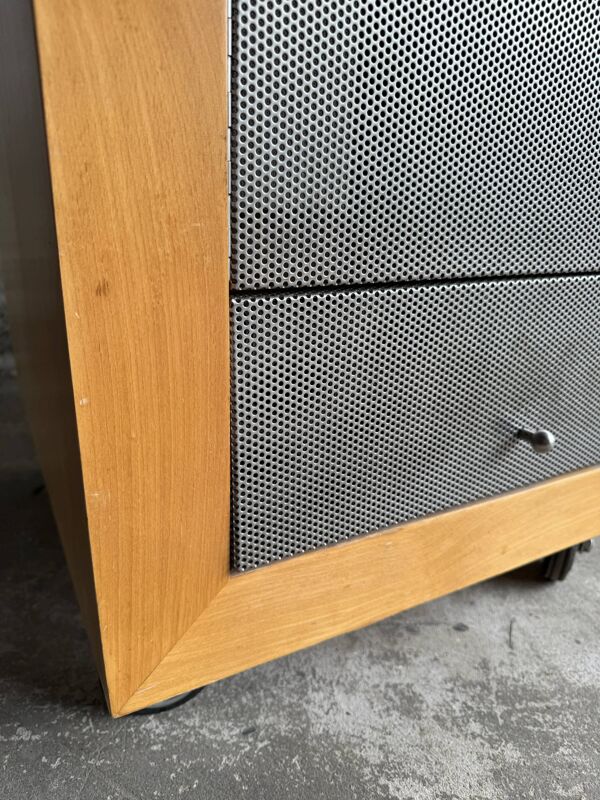 Meuble d'appoint en bois naturel avec façades en métal perforé gris foncé sur roulettes (bois massif et métal)