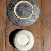 Tasse blanche en céramique indonésienne et soucoupe grise