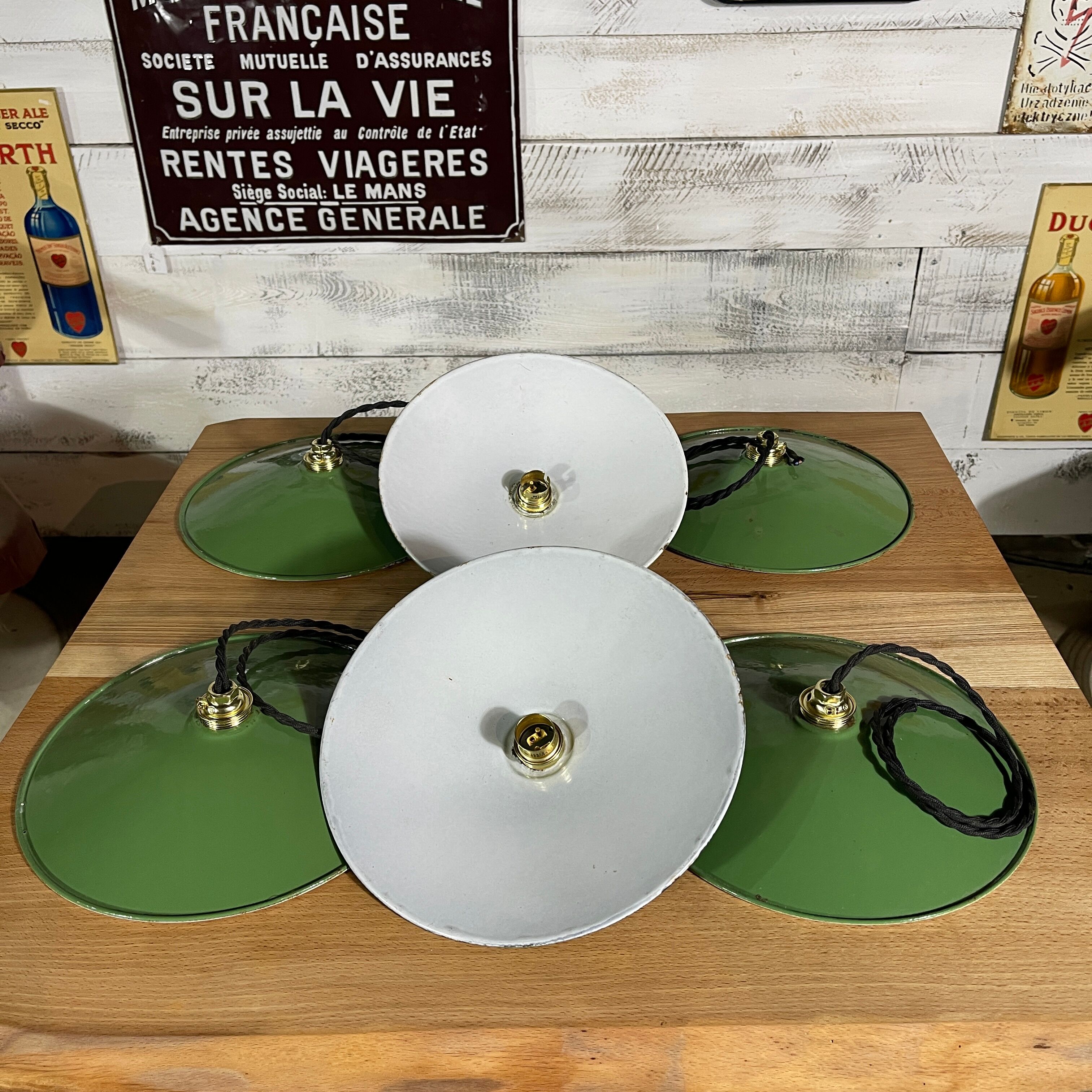 Enamelled sheet metal hanging lamp