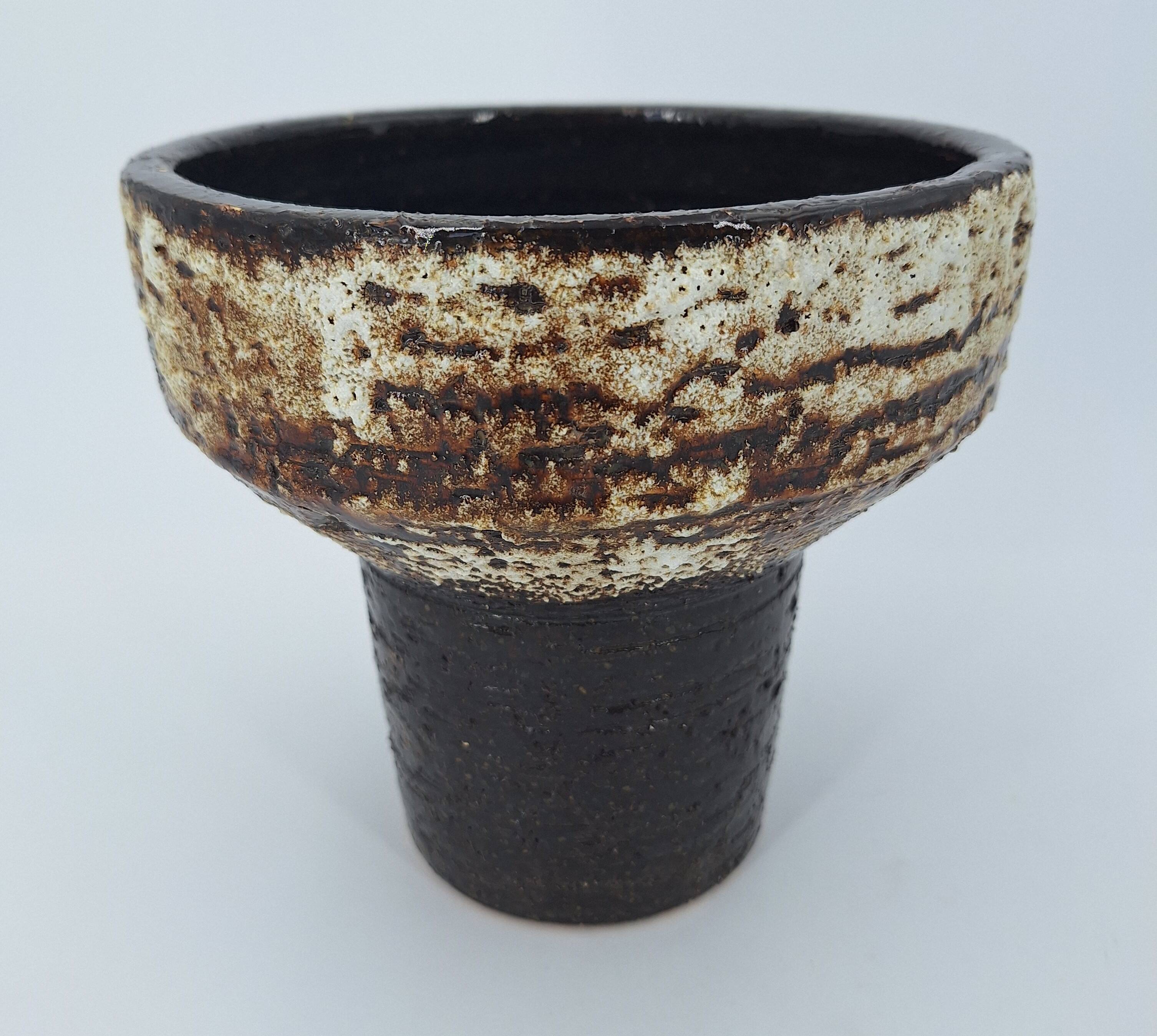 Modernist brutalist standing vase chamotte stoneware shaded brown, ocher, ivory Scandinavian design 1970