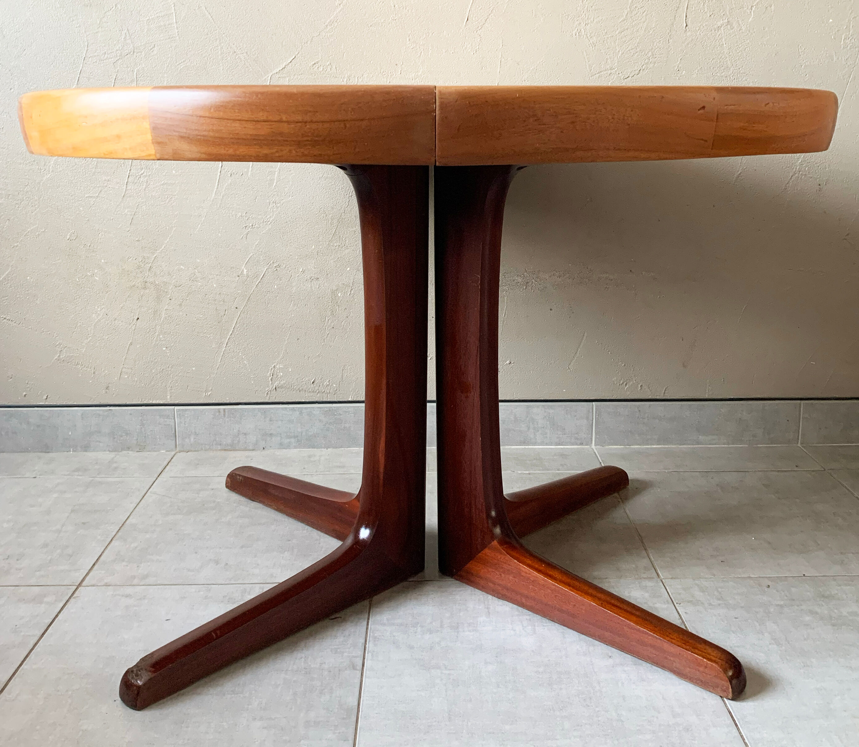 Vintage round Scandinavian table with extendable star center leg
