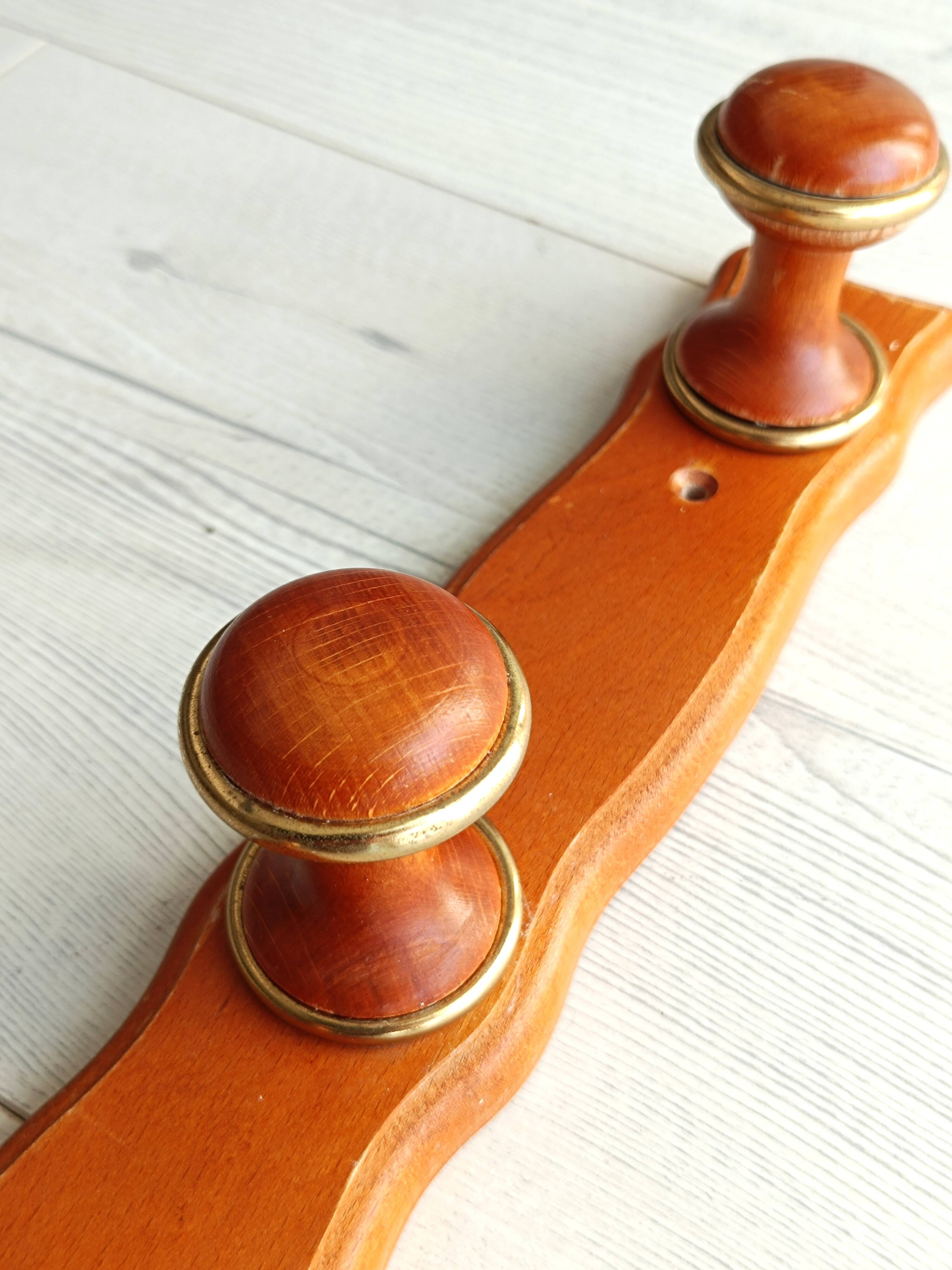 Wall-mounted coat rack in wood and brass
