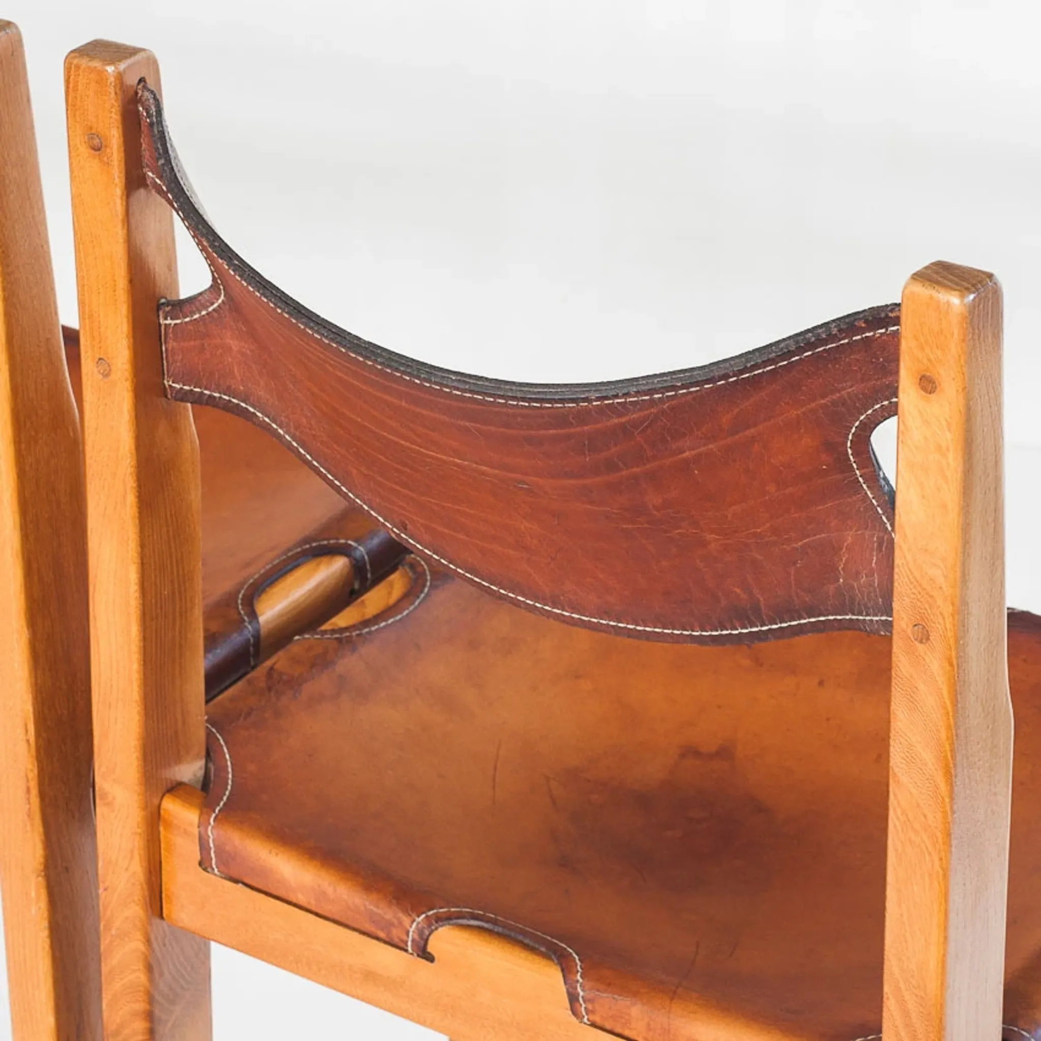 Ensemble de quatre chaises vintage. Bois d'orme et cuir. Maison Regain 70s