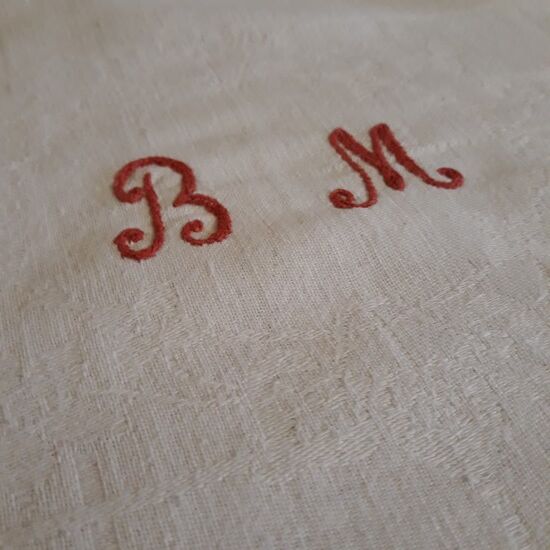 Nappe damassé de coton, liteaux rouge, chiffrée B.M, années 50