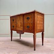 Commode en marqueterie à ressaut centrale de style Transition, XIXème siècle