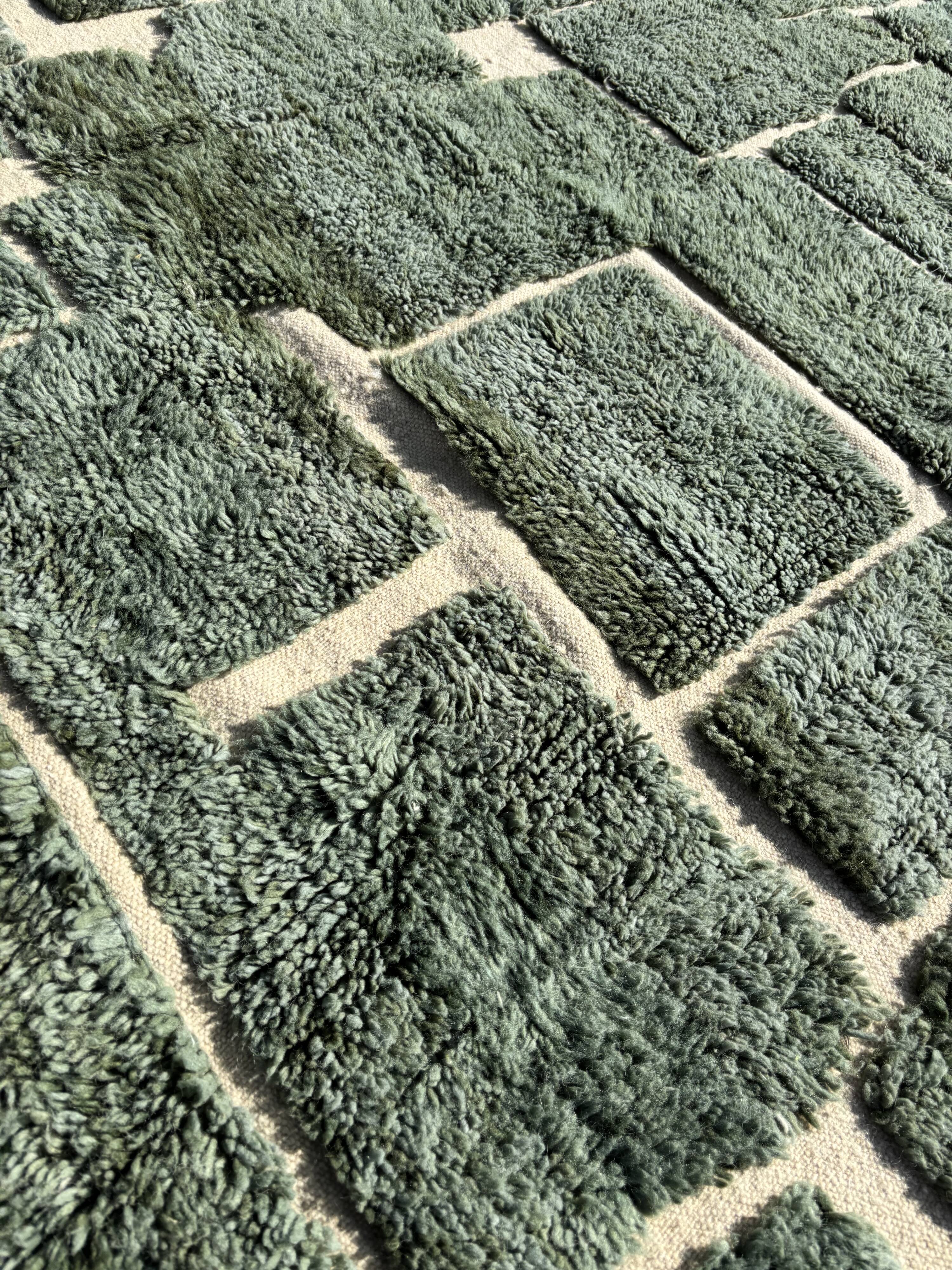 Moroccan Berber rug in green and white wool 200x300 cm – Designer rug con
