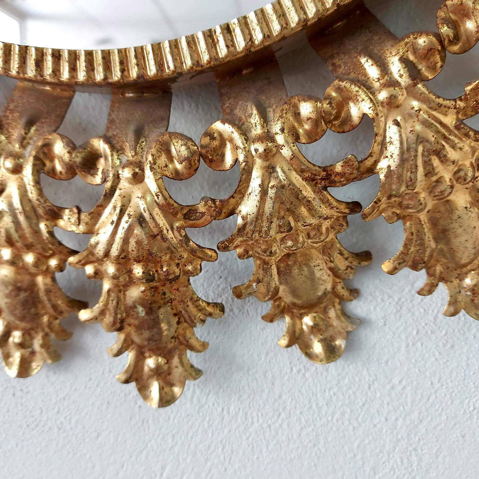 Miroir ovale soleil en laiton doré vintage 1960