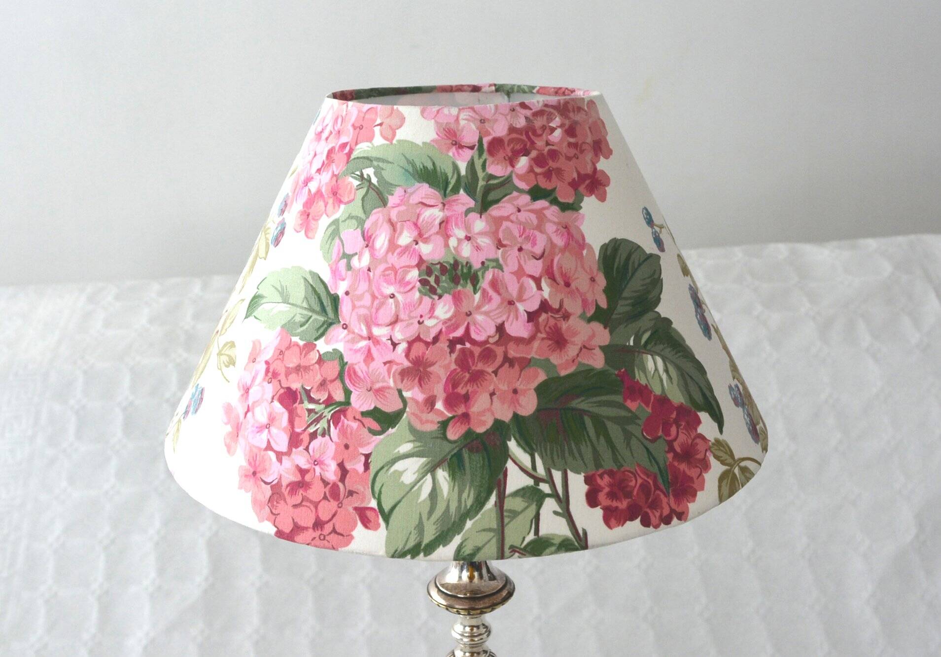 Abat-jour motif hortensias, fleurs cottage anglais,  tissu vintage