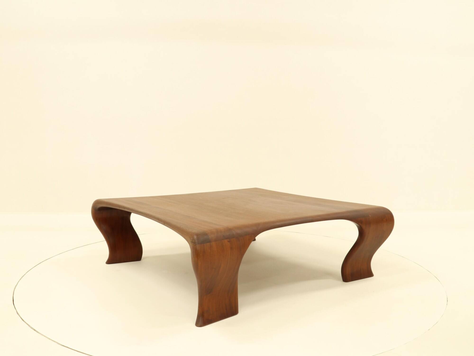 Table basse en Iroko massif par Marc Van Rampelberg