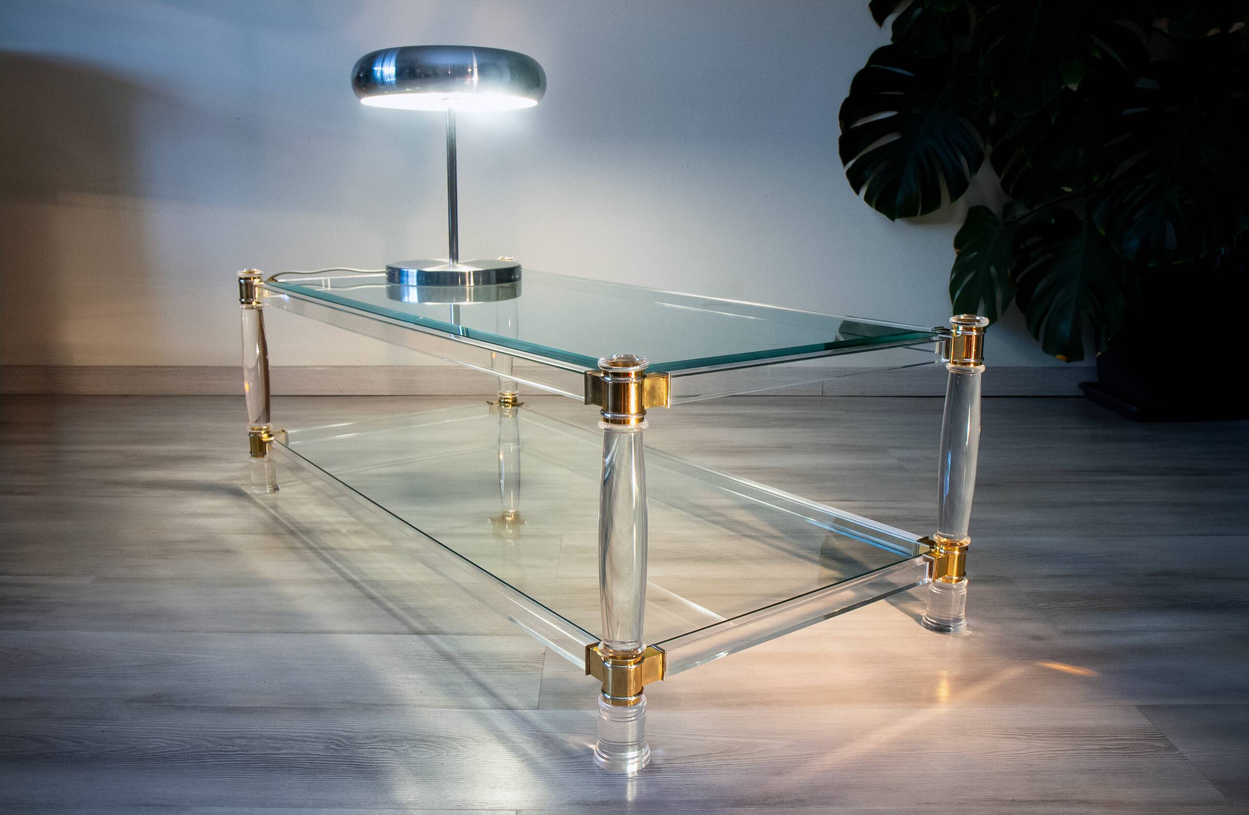 Table basse verre, plexiglas et laiton, 1970-80