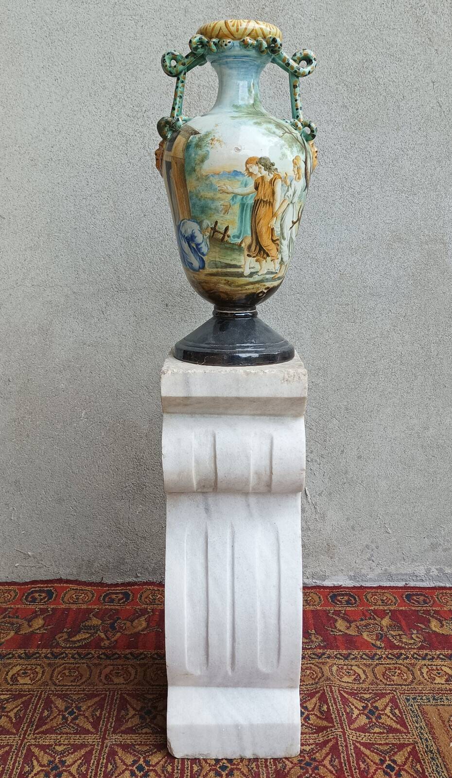 Column pedestal in sculpted Carrara marble
