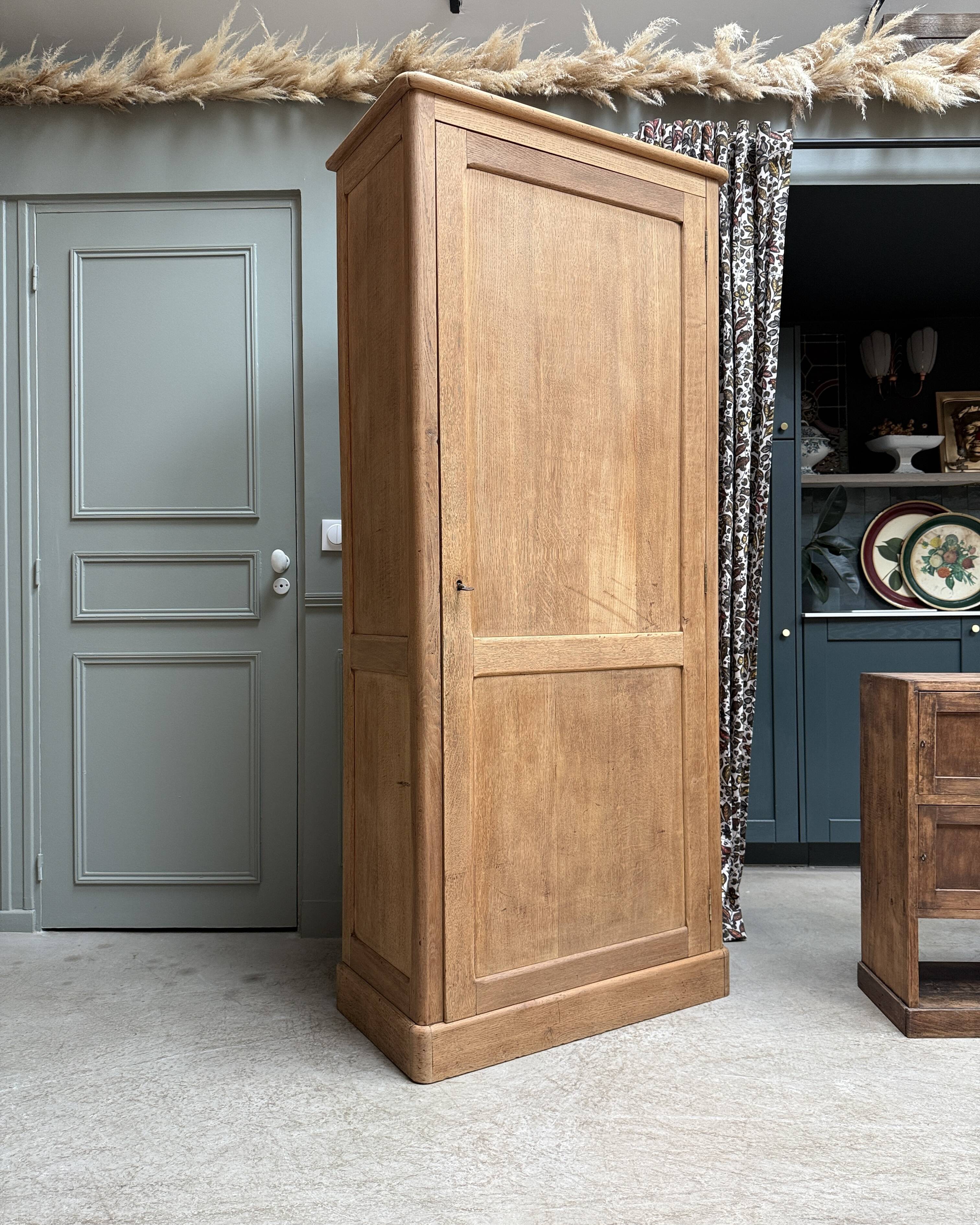 Large oak bonnetière (renovated)