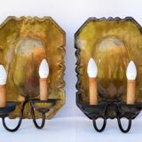 Paire d'appliques hollandaises en laiton repoussé à deux lumières