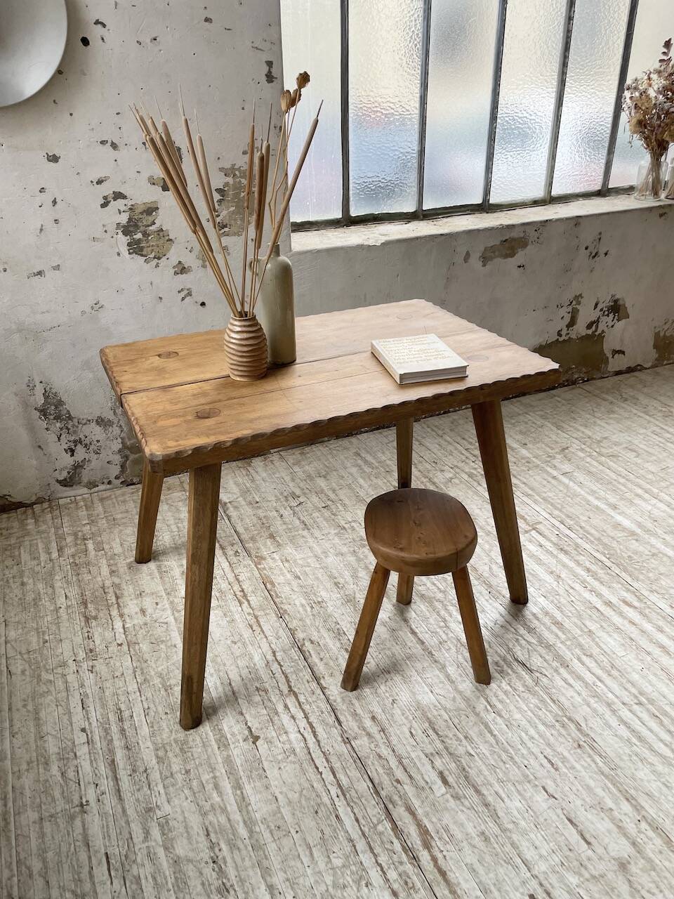 Table brutaliste savoyarde en chêne
