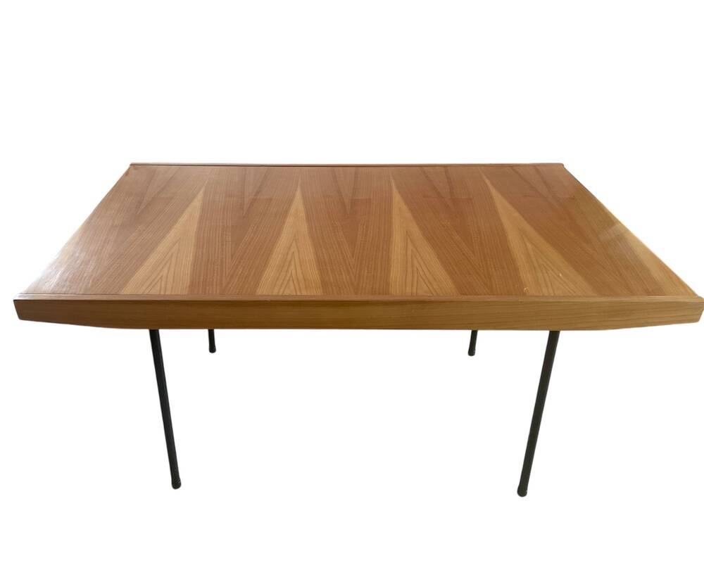 Extendable table designed by Alain Richard