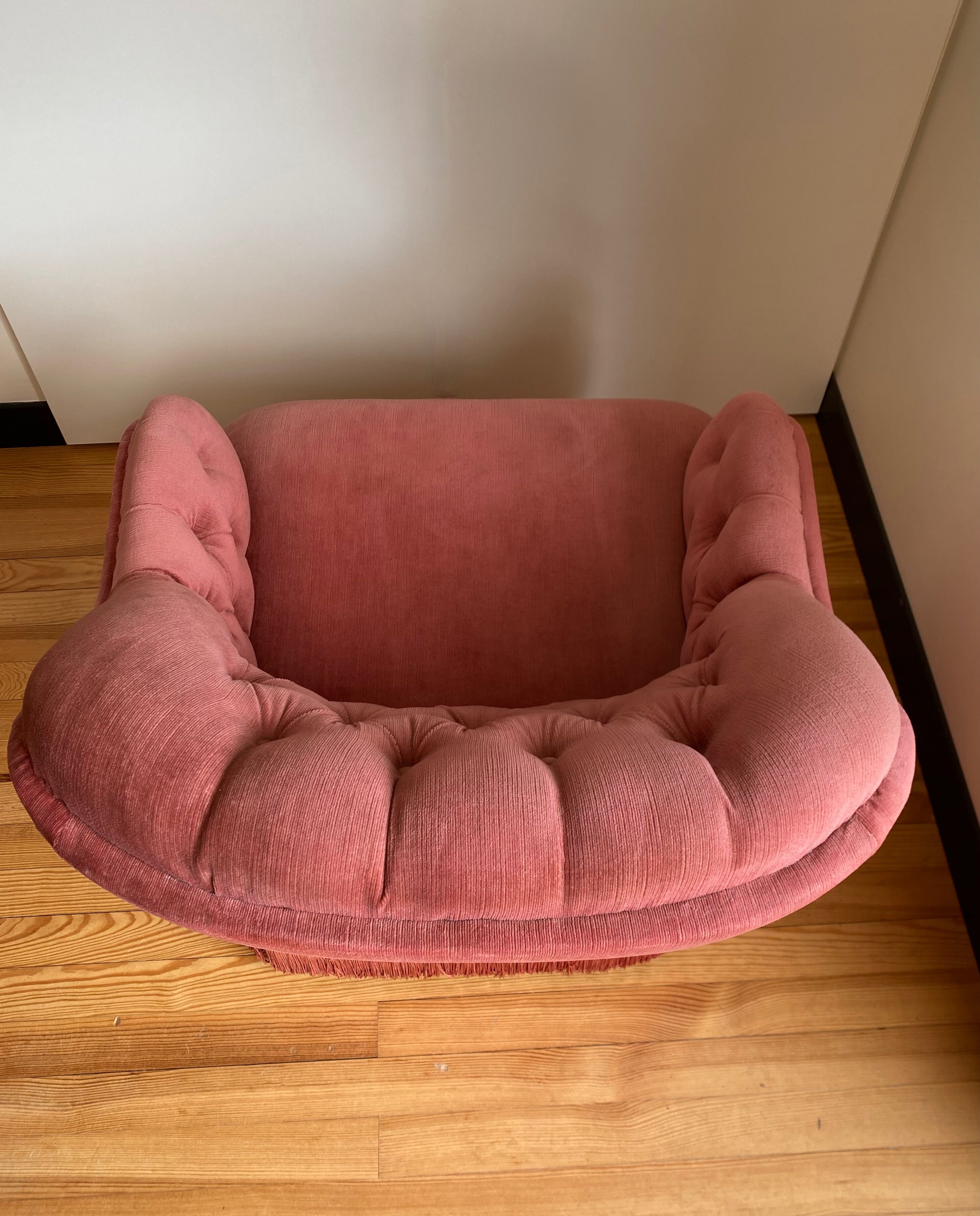 Upholstered toad armchair
