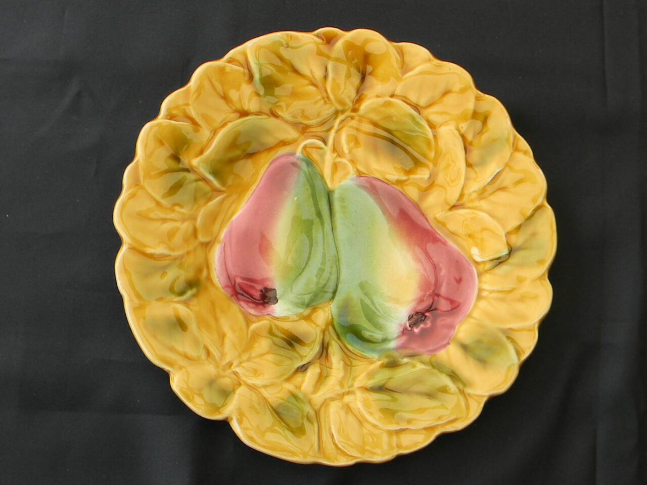 6 dessert plates in Sarreguemines barbotine. Fruit decoration.